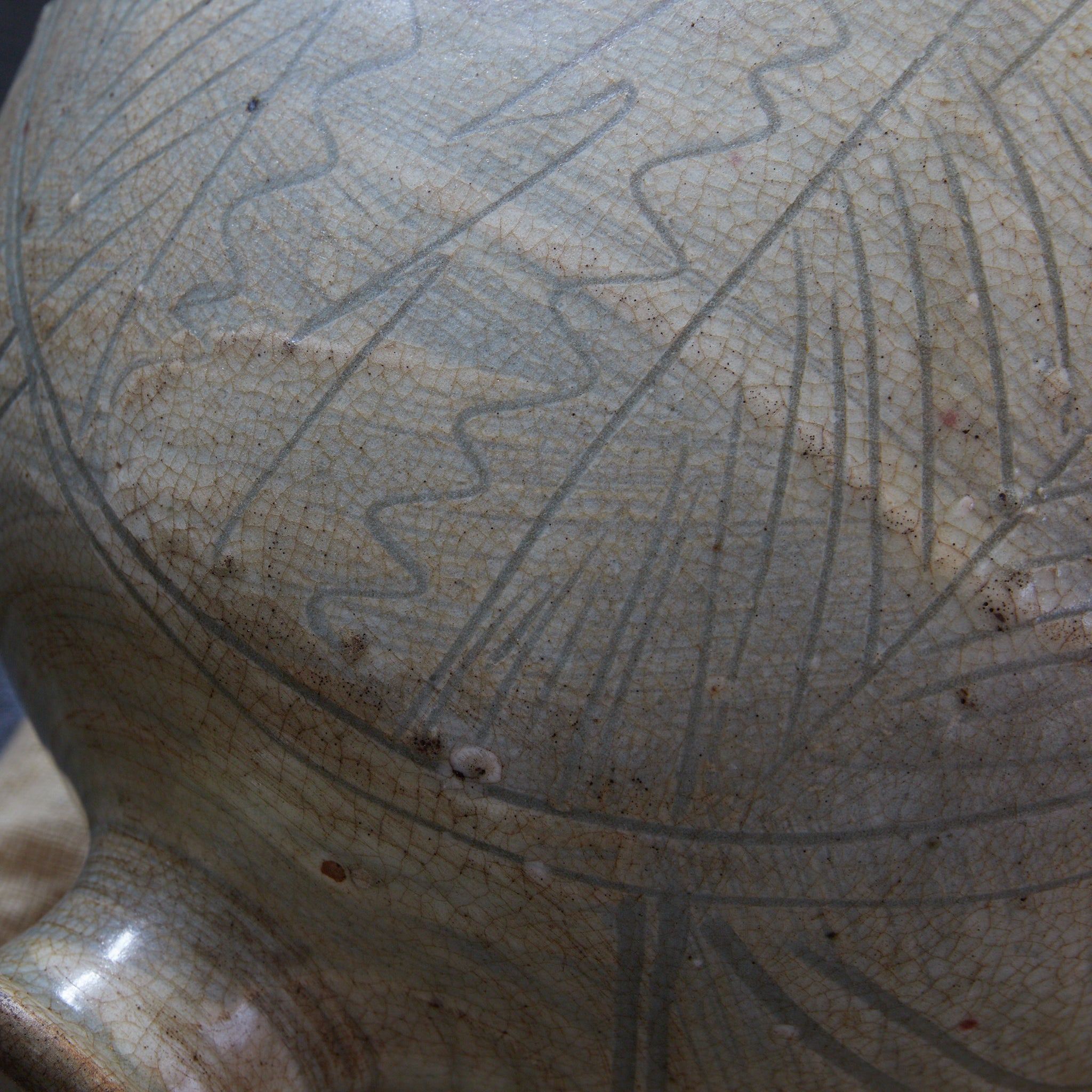 李朝 粉青掻落芭蕉文扁壺 木箱付(1392–1897CE)