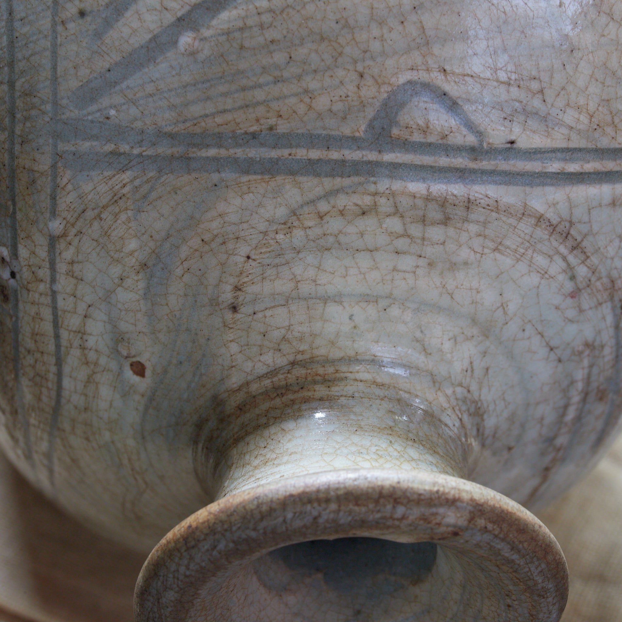 李朝 粉青掻落芭蕉文扁壺 木箱付(1392–1897CE)