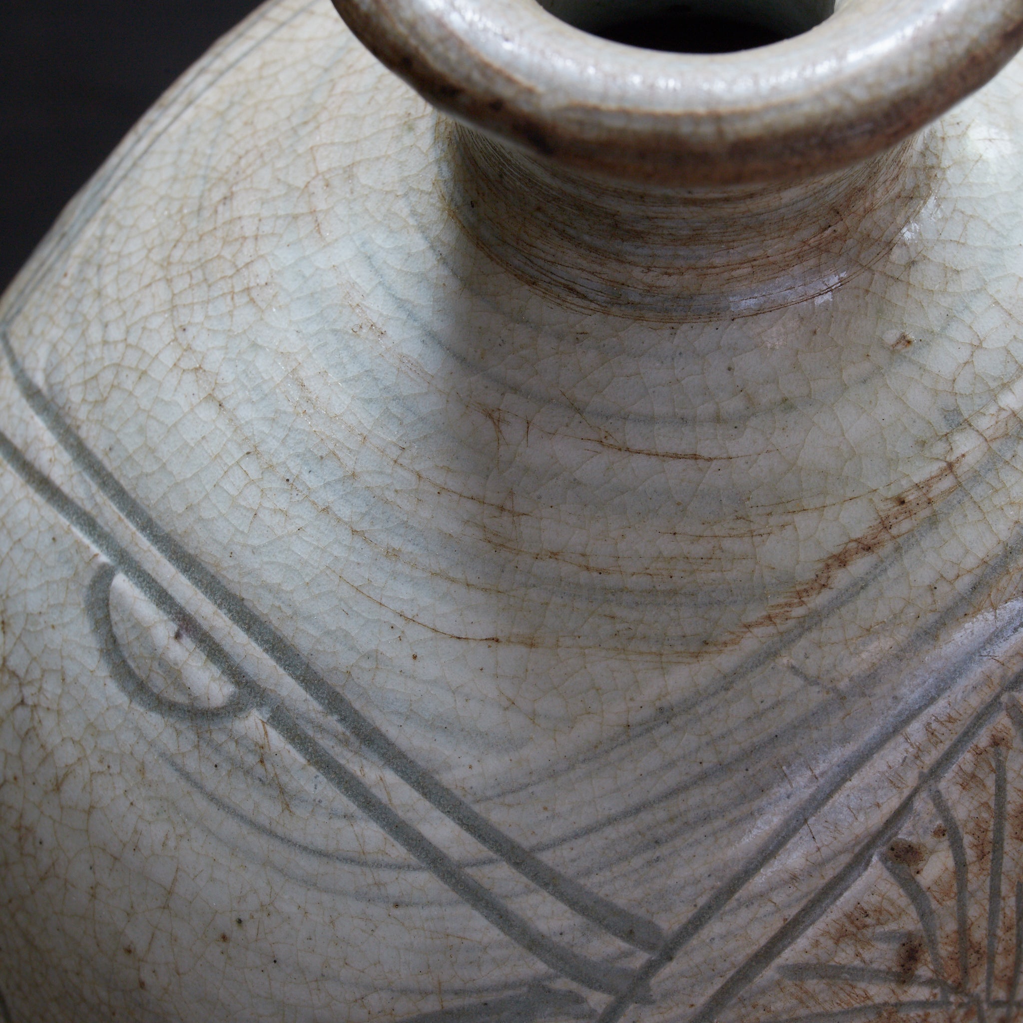 李朝 粉青掻落芭蕉文扁壺 木箱付(1392–1897CE)
