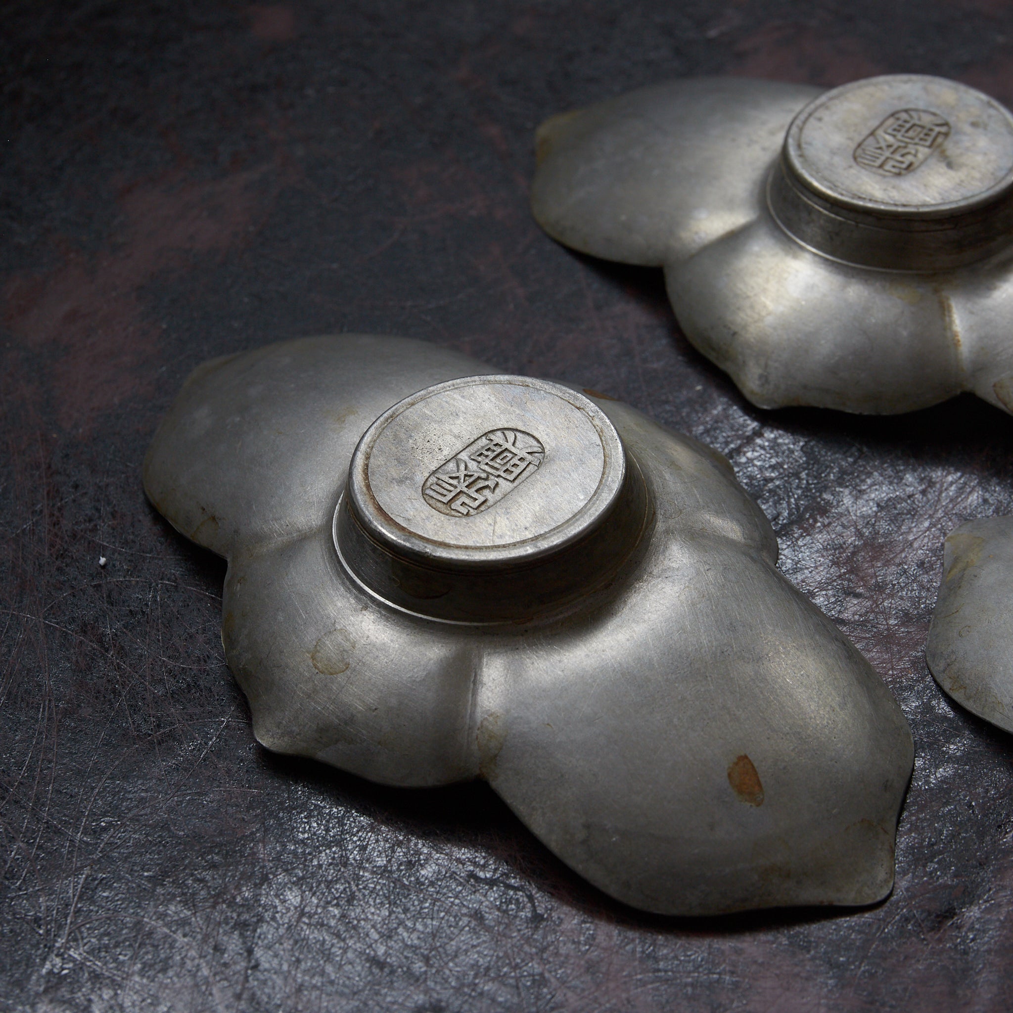 清代 古錫輪花形茶托 5客揃 在銘(1616–1911CE)