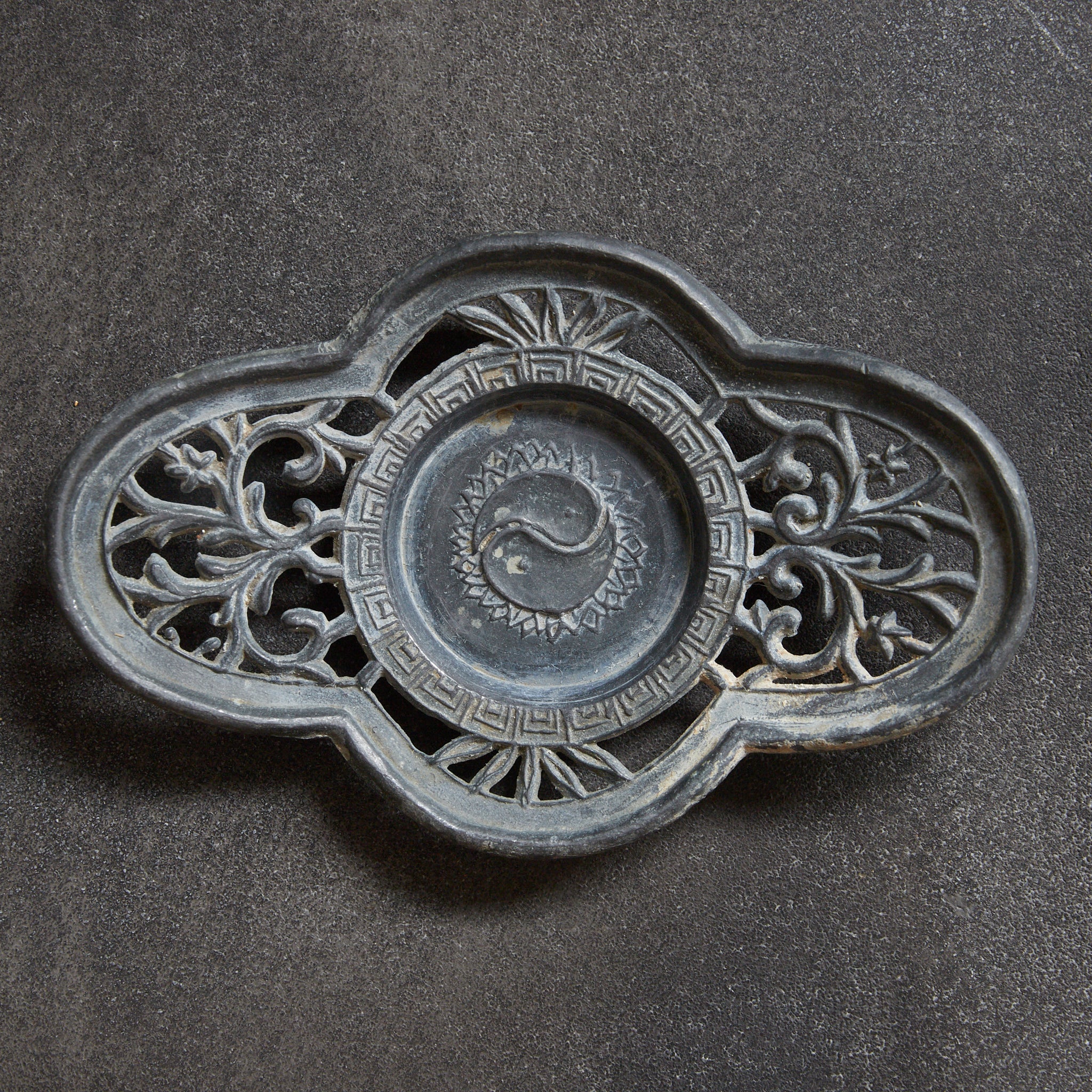 清代 古錫陰陽文唐草透彫茶托 5客揃 在銘(1616–1911CE)