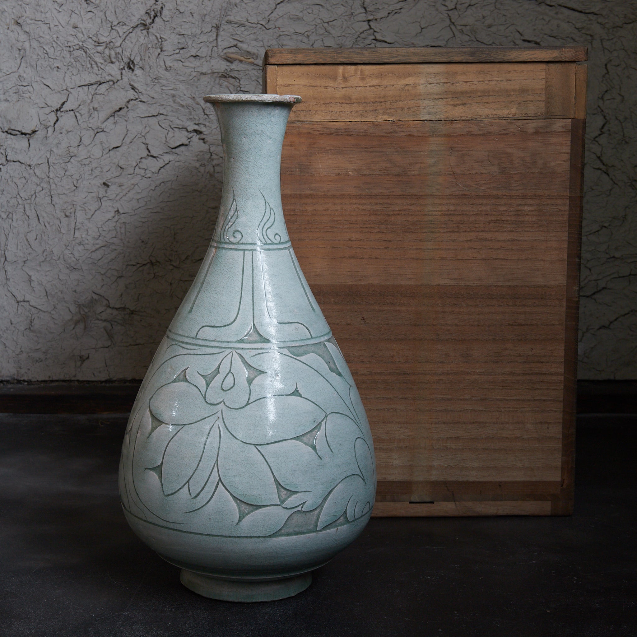 李朝 粉青掻落蓮華文瓶 木箱付(1392–1897CE)