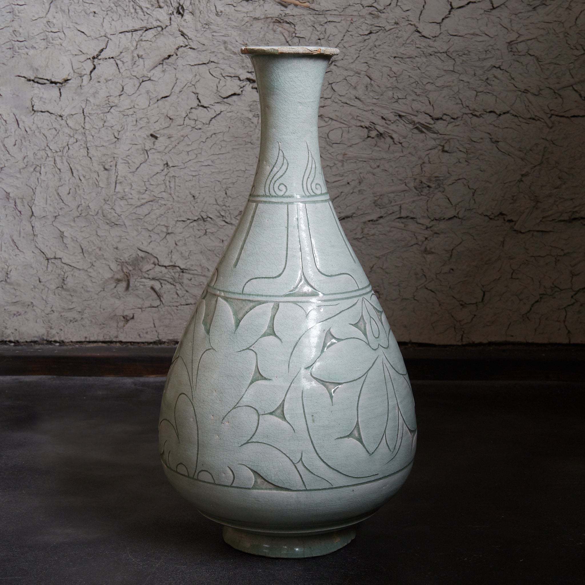 李朝 粉青掻落蓮華文瓶 木箱付(1392–1897CE)