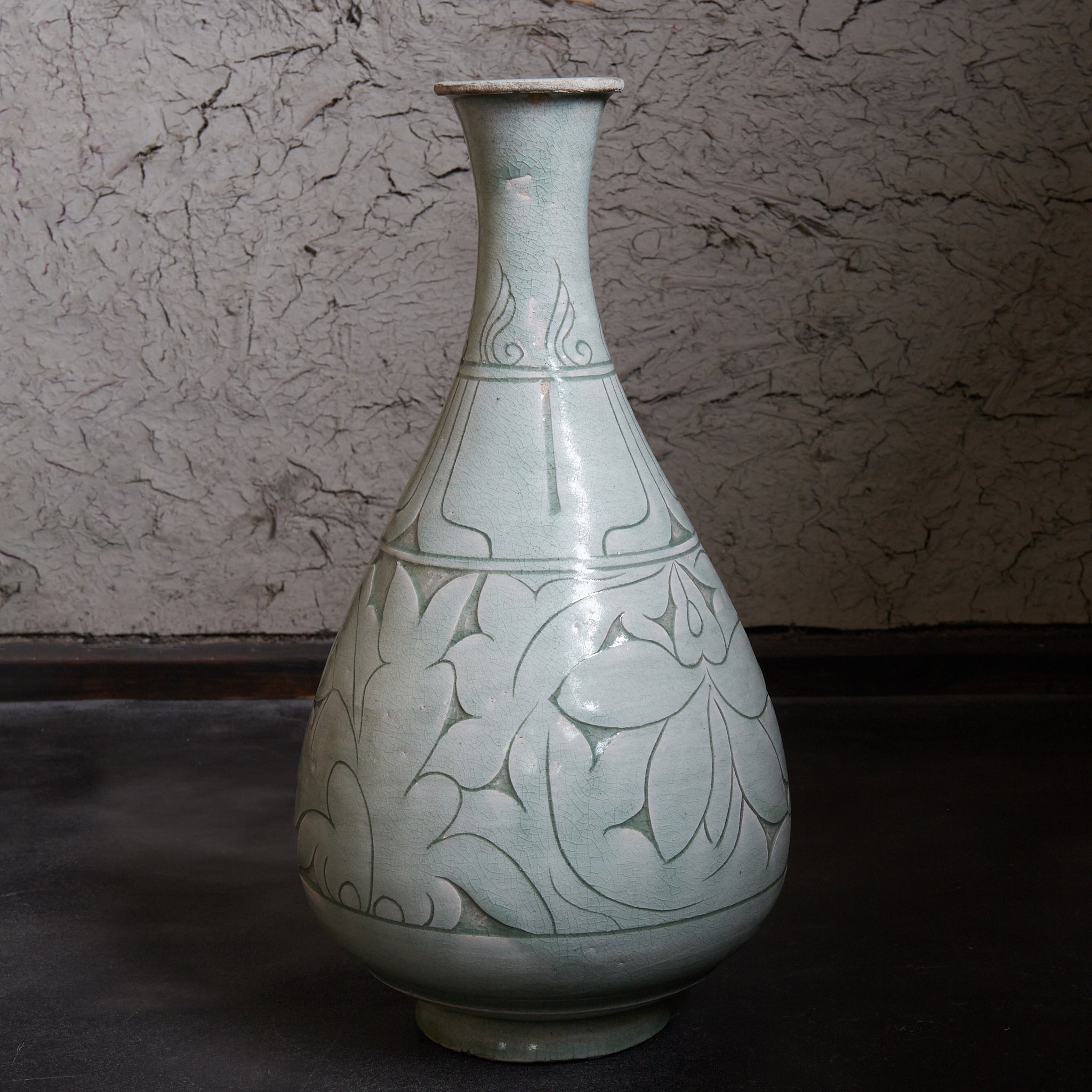 李朝 粉青掻落蓮華文瓶 木箱付(1392–1897CE)
