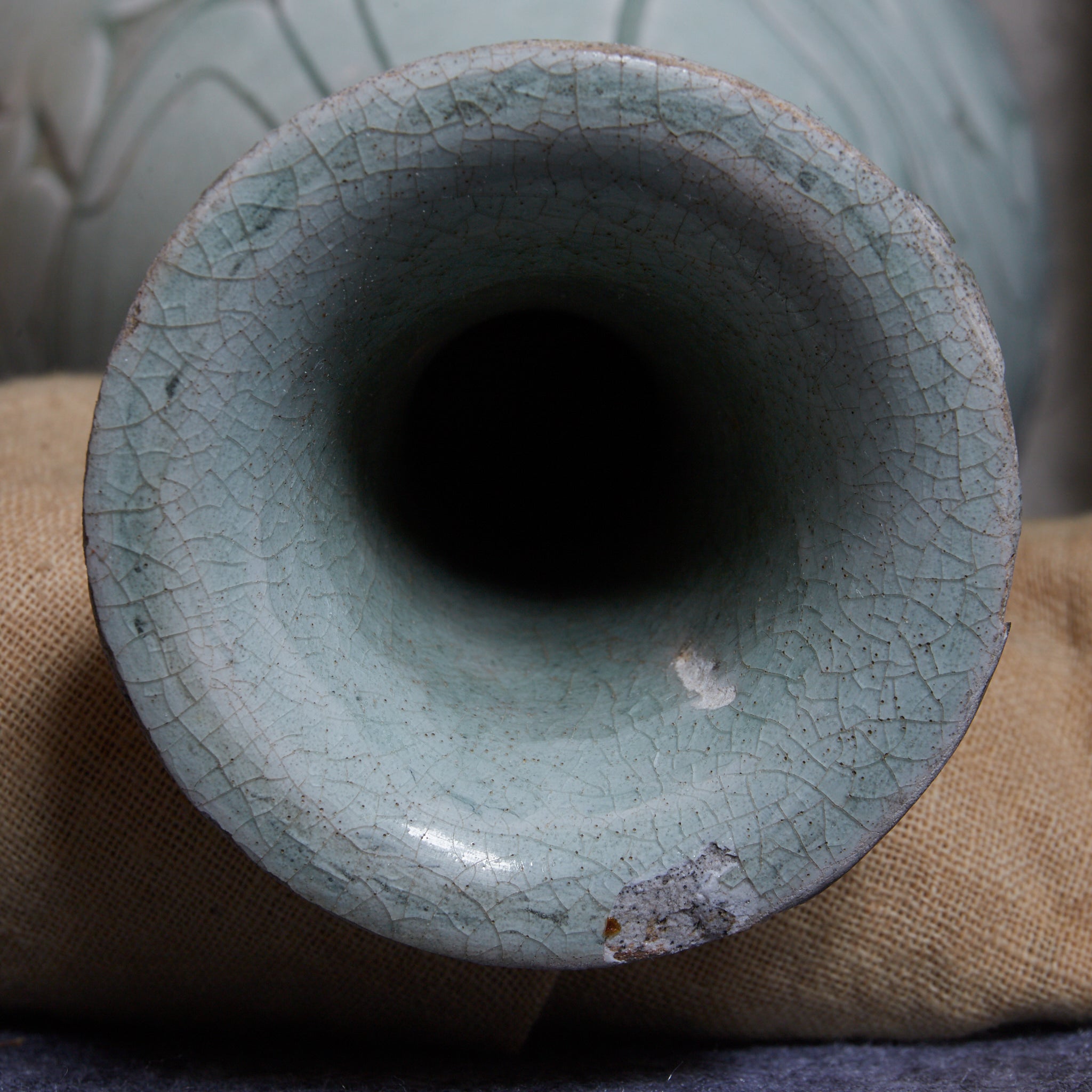 李朝 粉青掻落蓮華文瓶 木箱付(1392–1897CE)