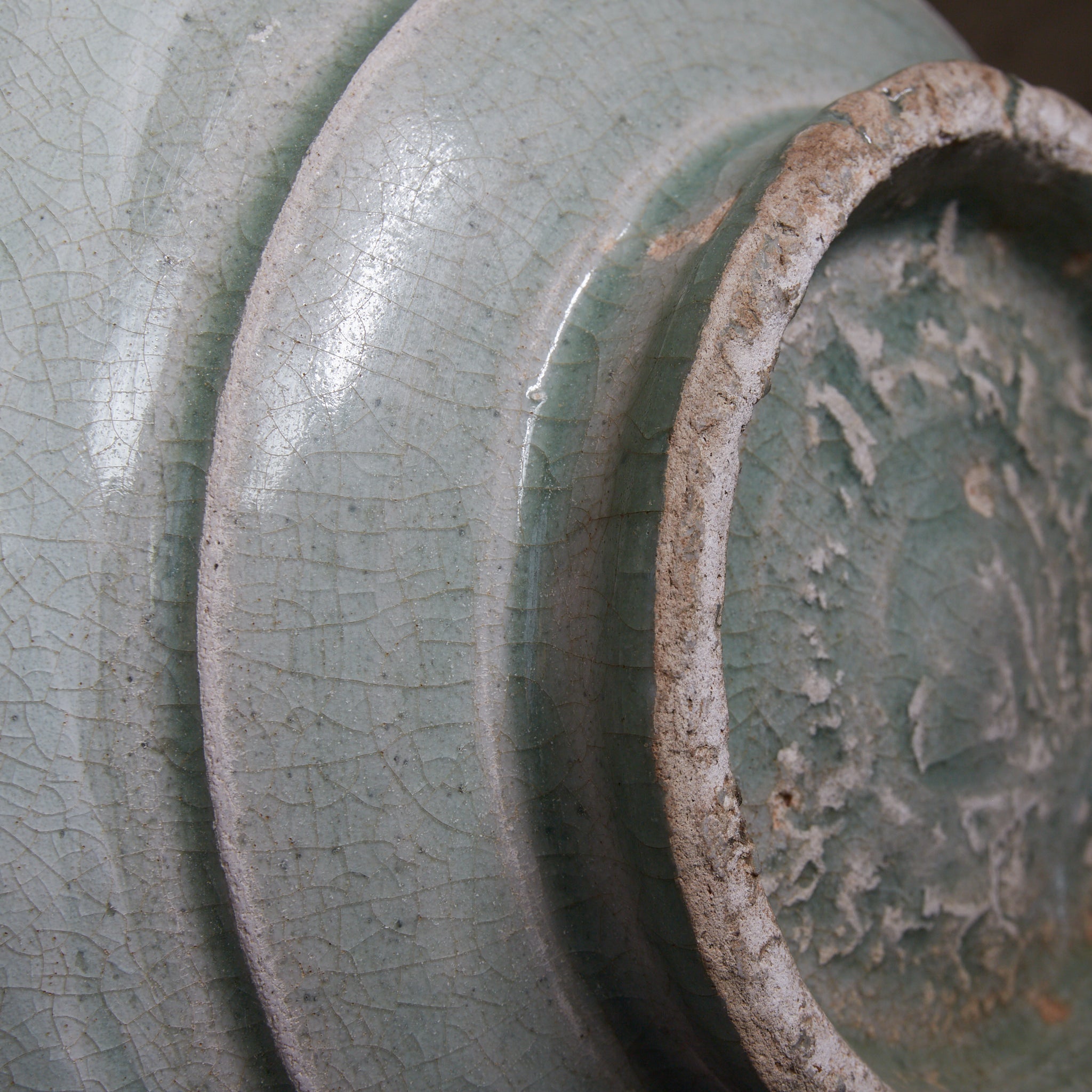 李朝 粉青掻落蓮華文瓶 木箱付(1392–1897CE)