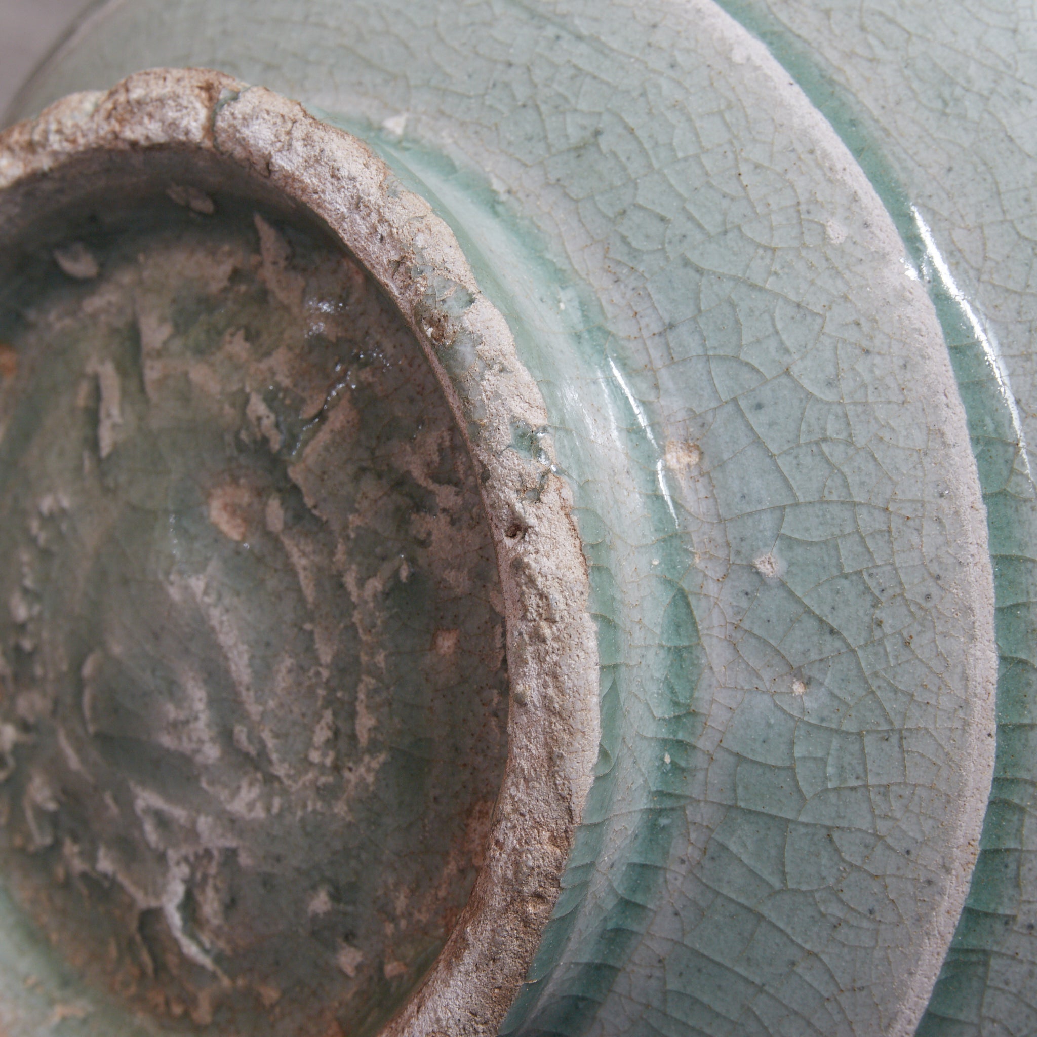 李朝 粉青掻落蓮華文瓶 木箱付(1392–1897CE)