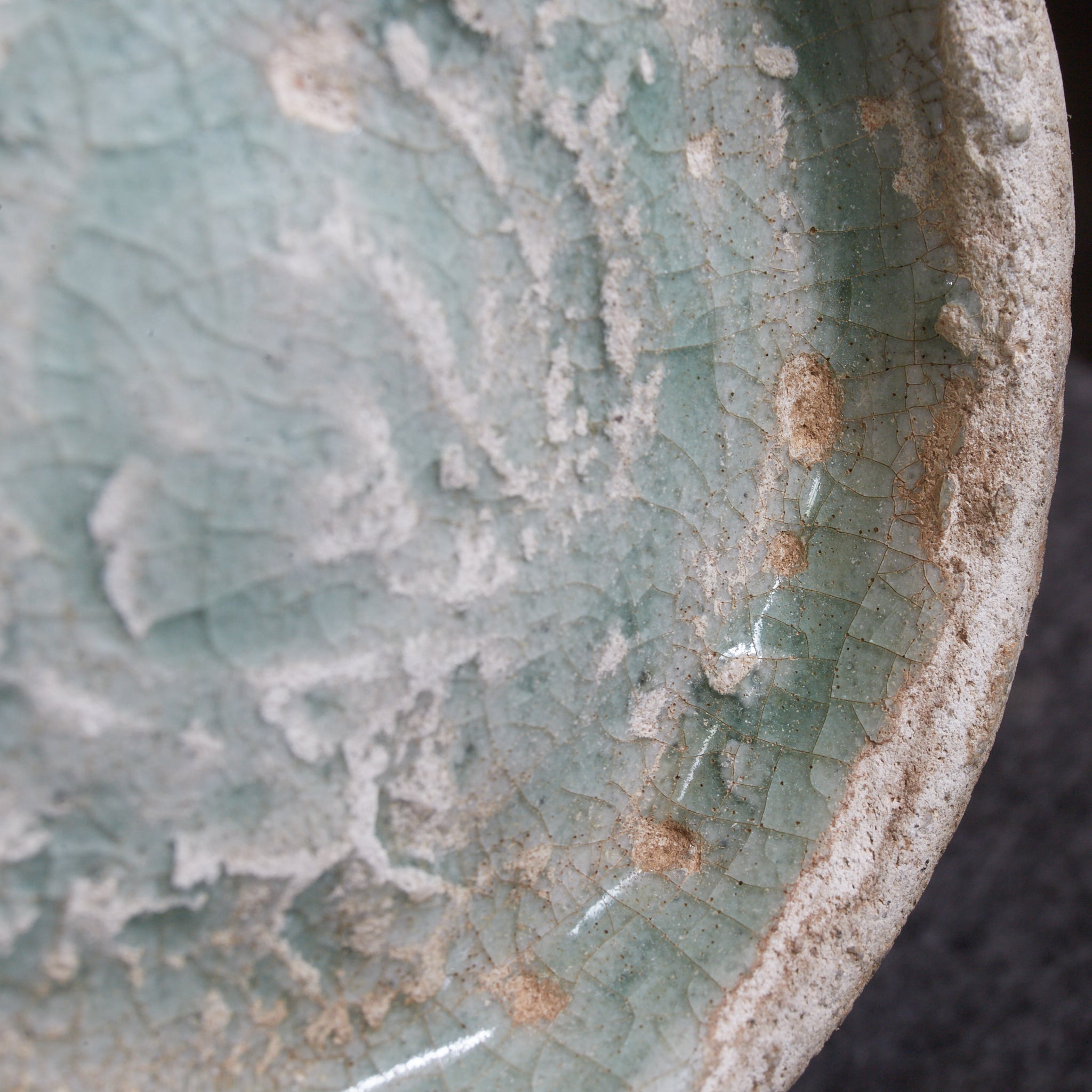 李朝 粉青掻落蓮華文瓶 木箱付(1392–1897CE)