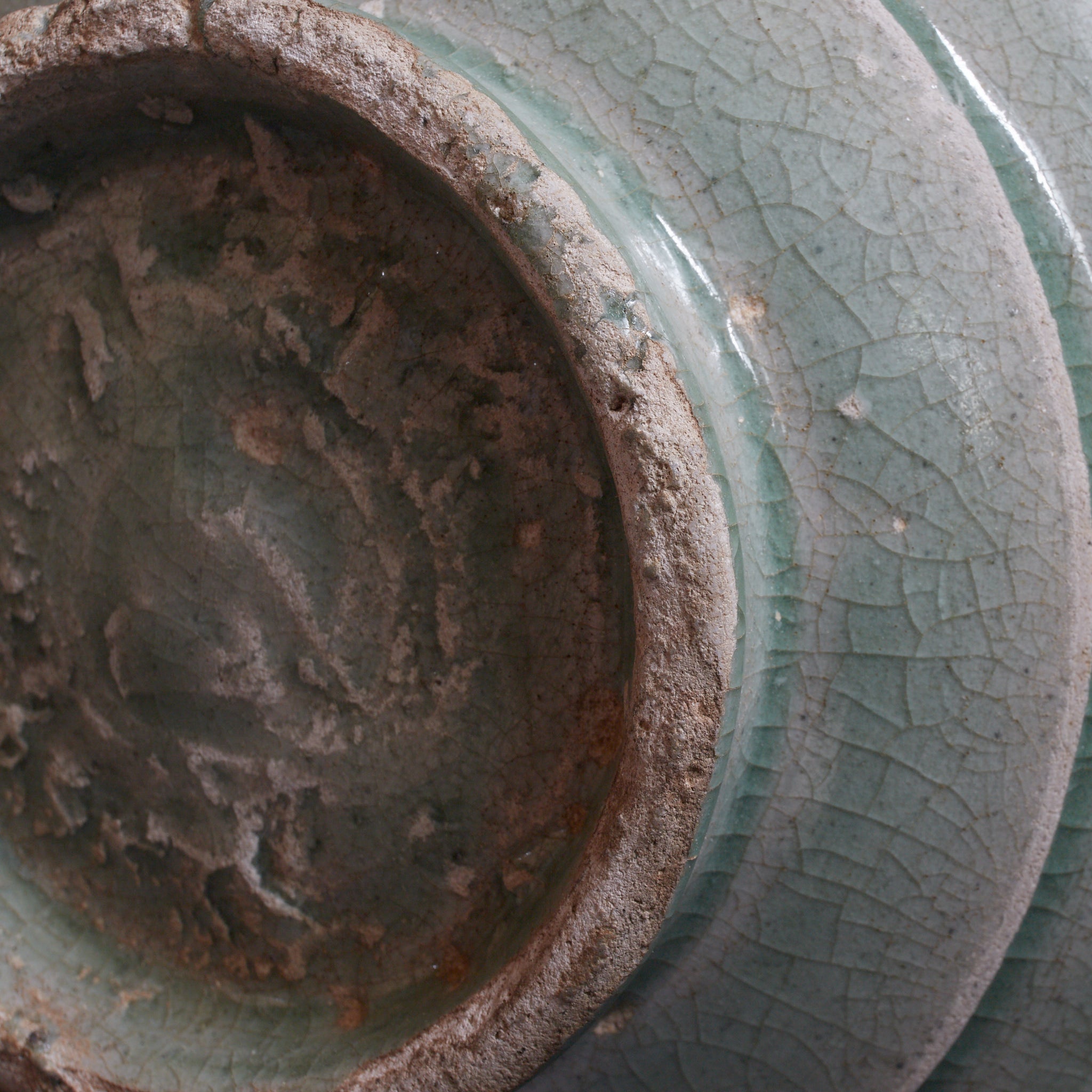 李朝 粉青掻落蓮華文瓶 木箱付(1392–1897CE)