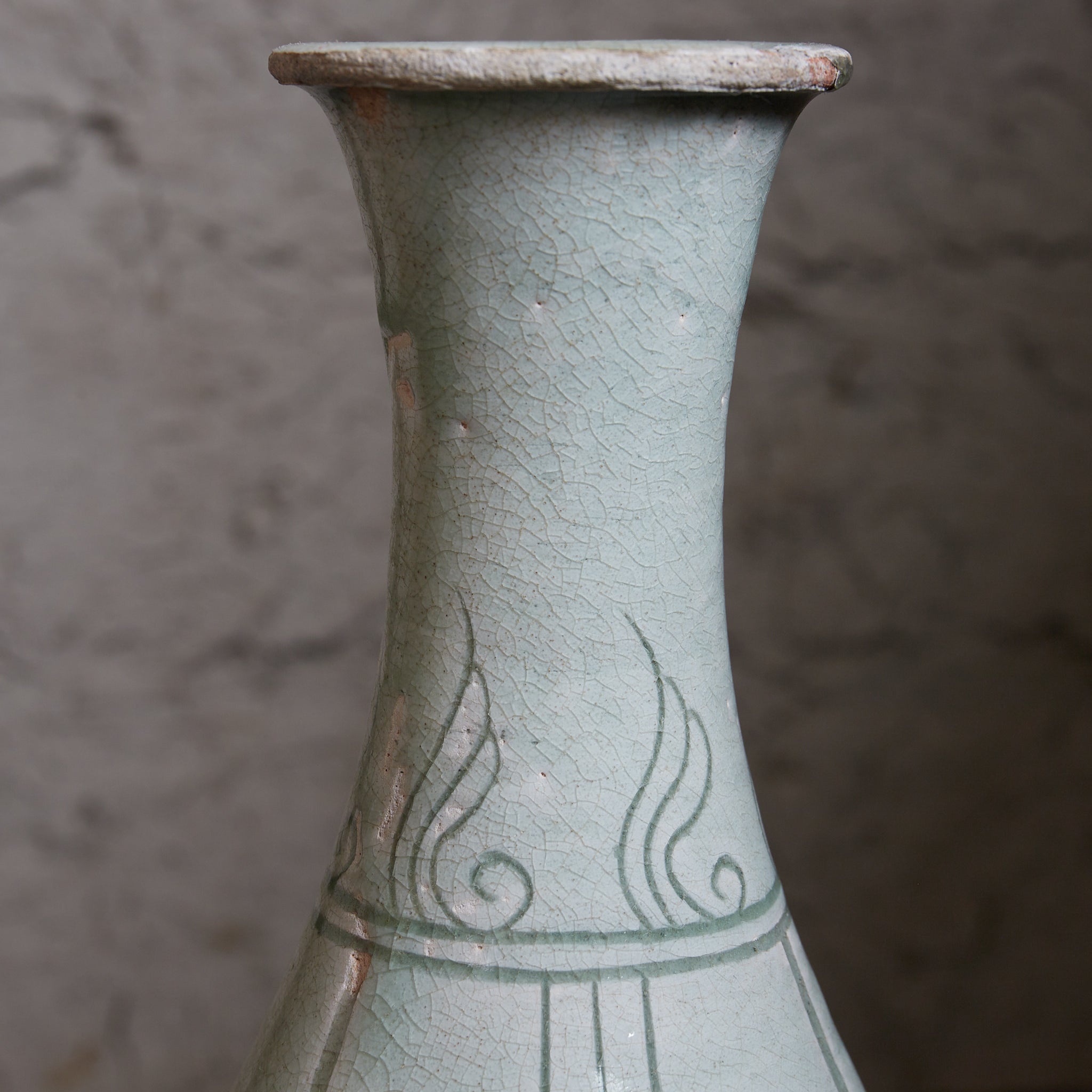 李朝 粉青掻落蓮華文瓶 木箱付(1392–1897CE)