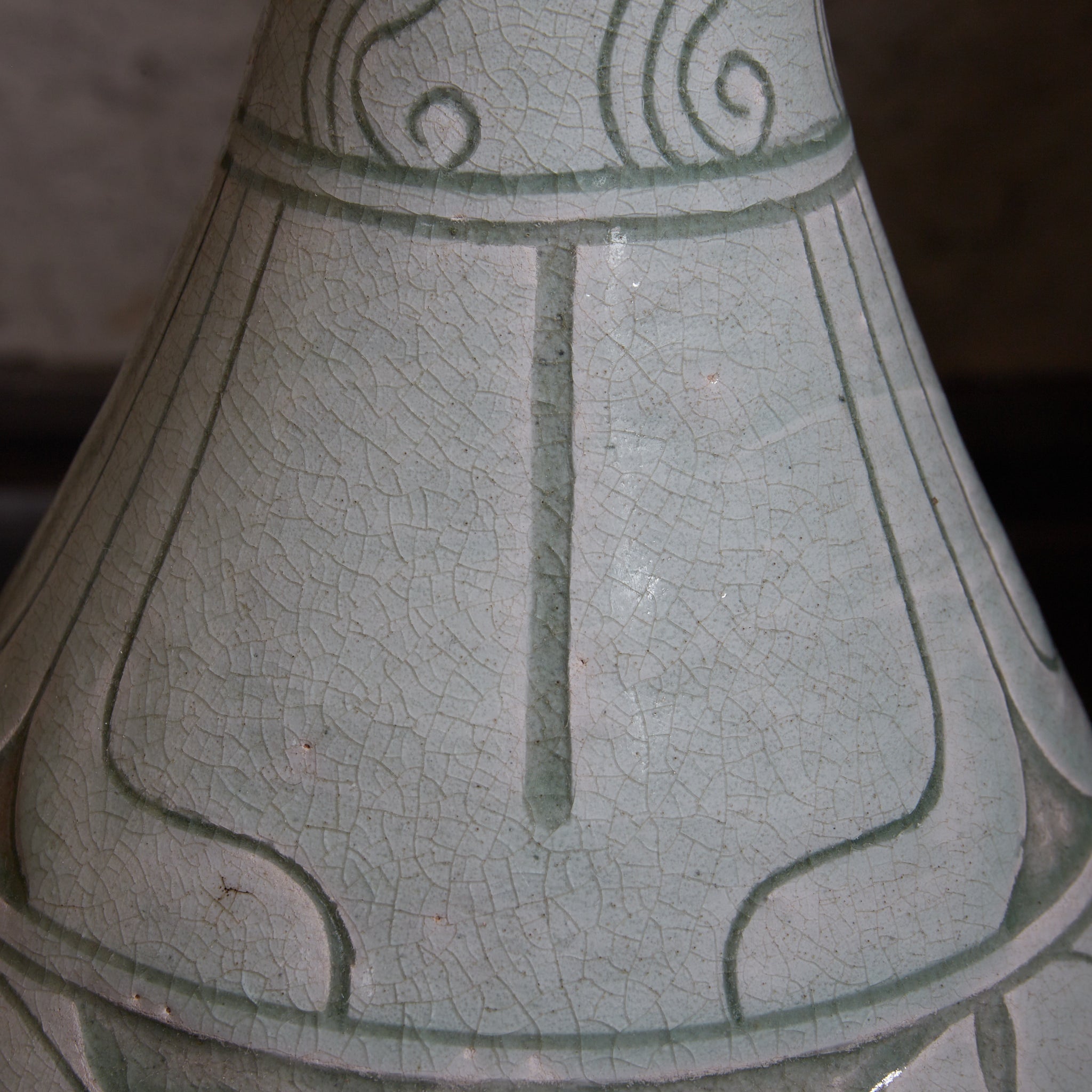 李朝 粉青掻落蓮華文瓶 木箱付(1392–1897CE)