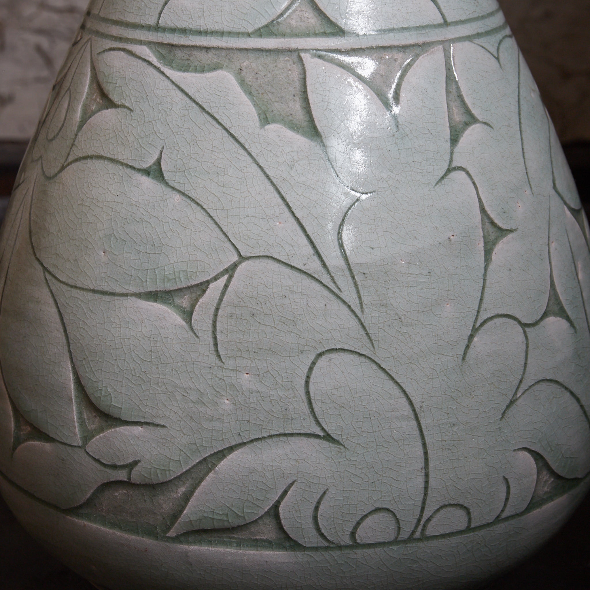 李朝 粉青掻落蓮華文瓶 木箱付(1392–1897CE)