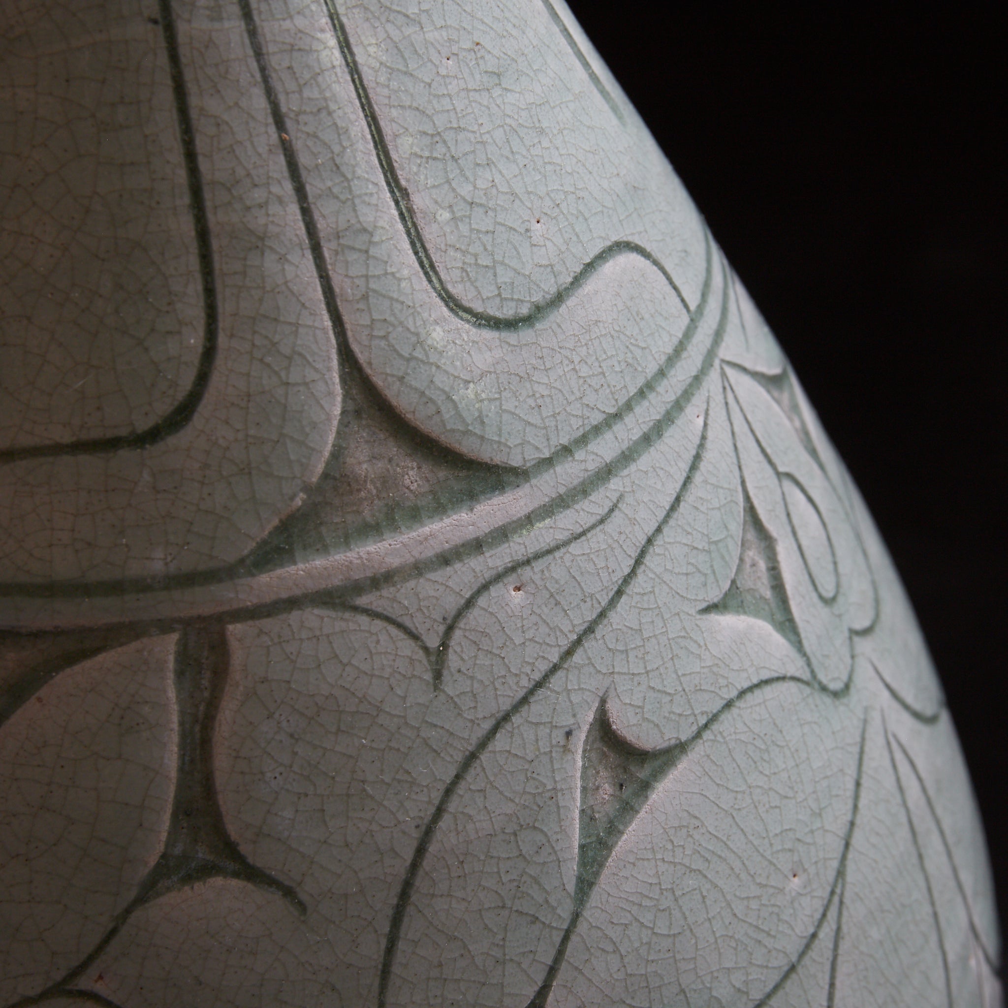 李朝 粉青掻落蓮華文瓶 木箱付(1392–1897CE)