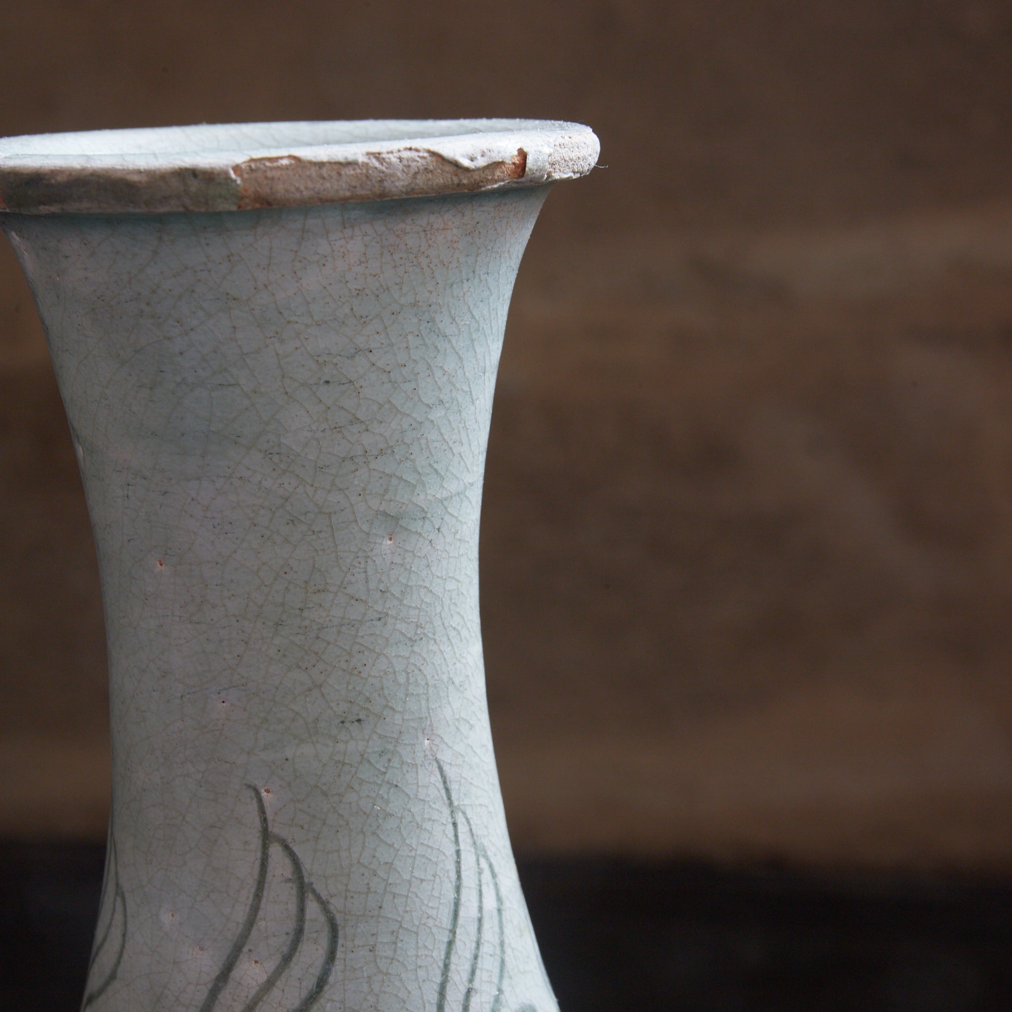 李朝 粉青掻落蓮華文瓶 木箱付(1392–1897CE)