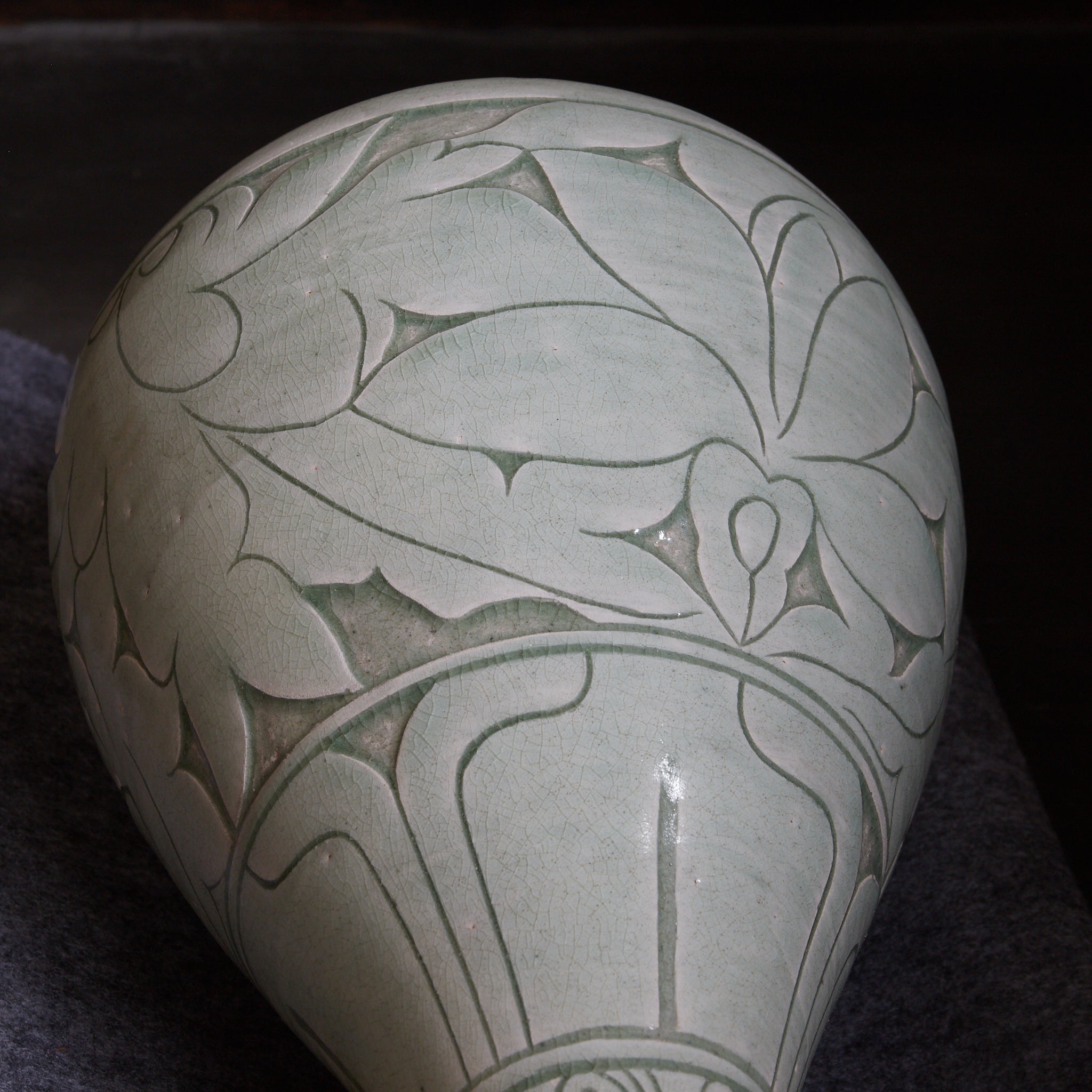 李朝 粉青掻落蓮華文瓶 木箱付(1392–1897CE)