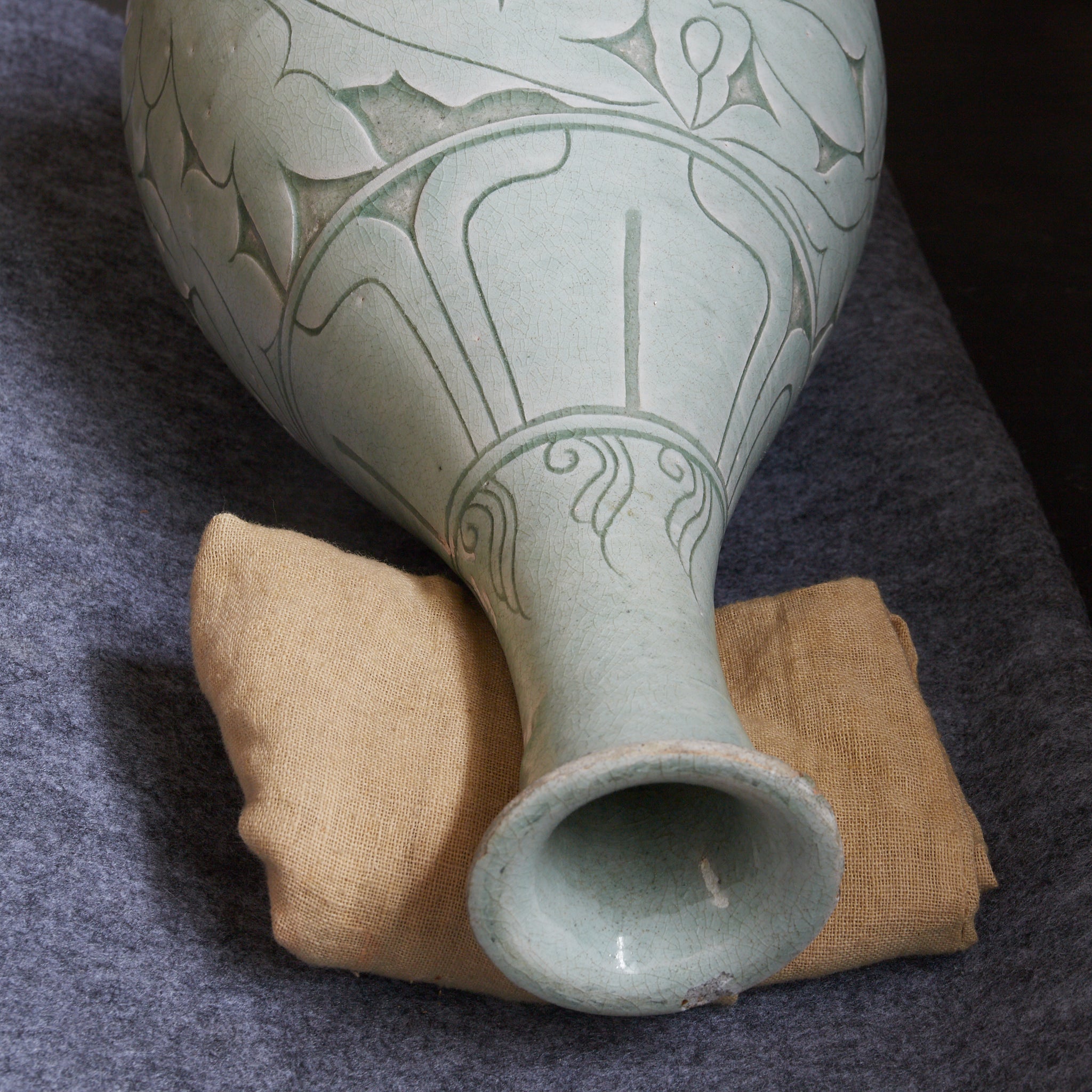 李朝 粉青掻落蓮華文瓶 木箱付(1392–1897CE)