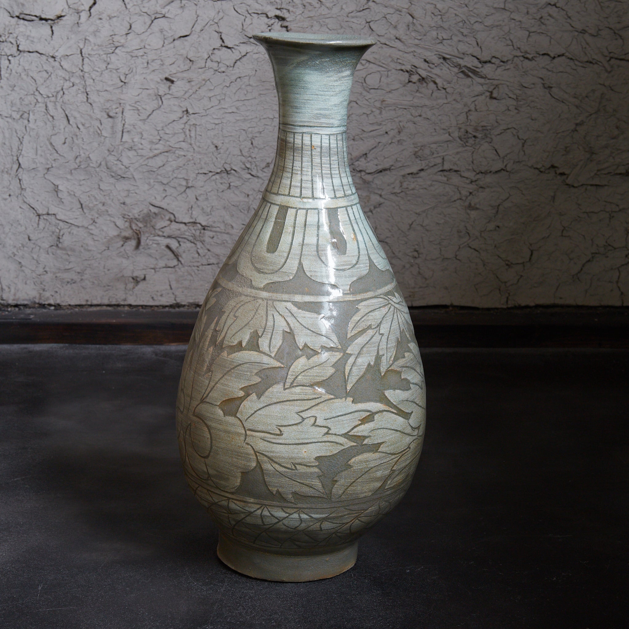 李朝 粉青象嵌牡丹文瓶(1392–1897 CE)