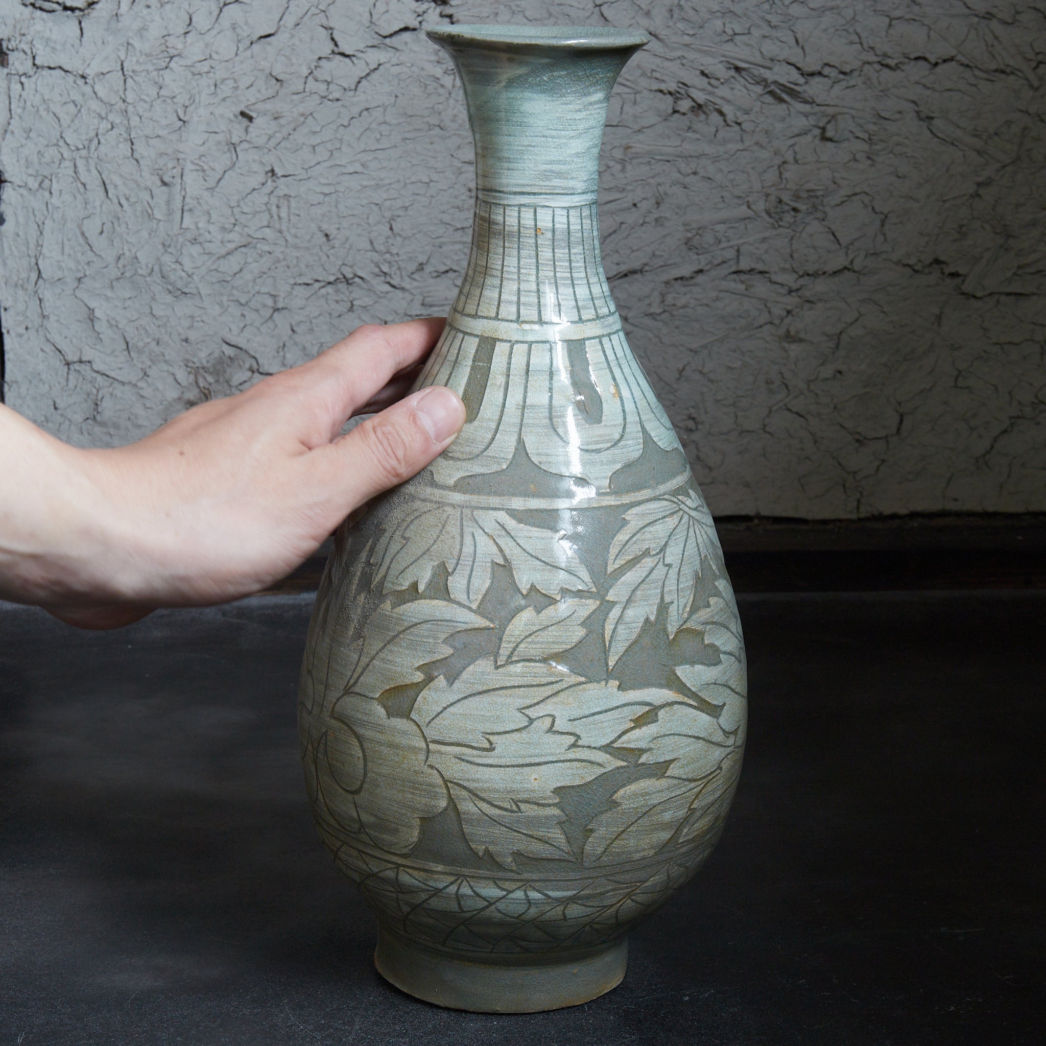 BOTELLA, Cerámica Buncheong con diseño de peonía, Dinastía Joseon(1392–1897 d. C.)