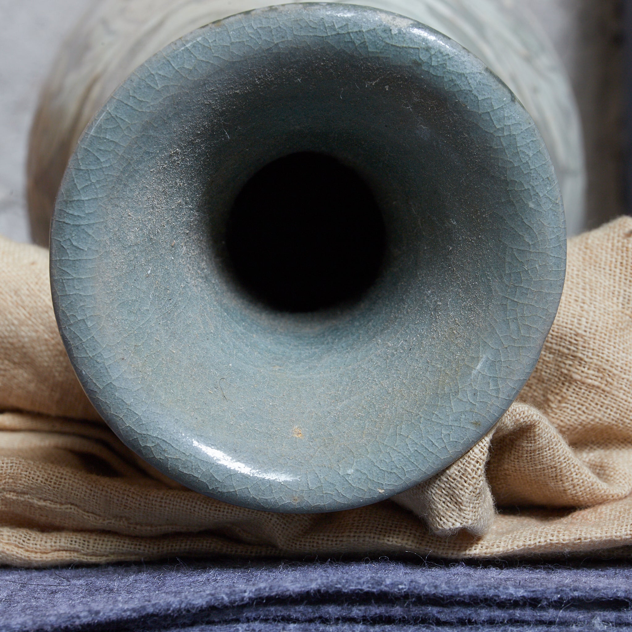 BOTELLA, Cerámica Buncheong con diseño de peonía, Dinastía Joseon(1392–1897 d. C.)