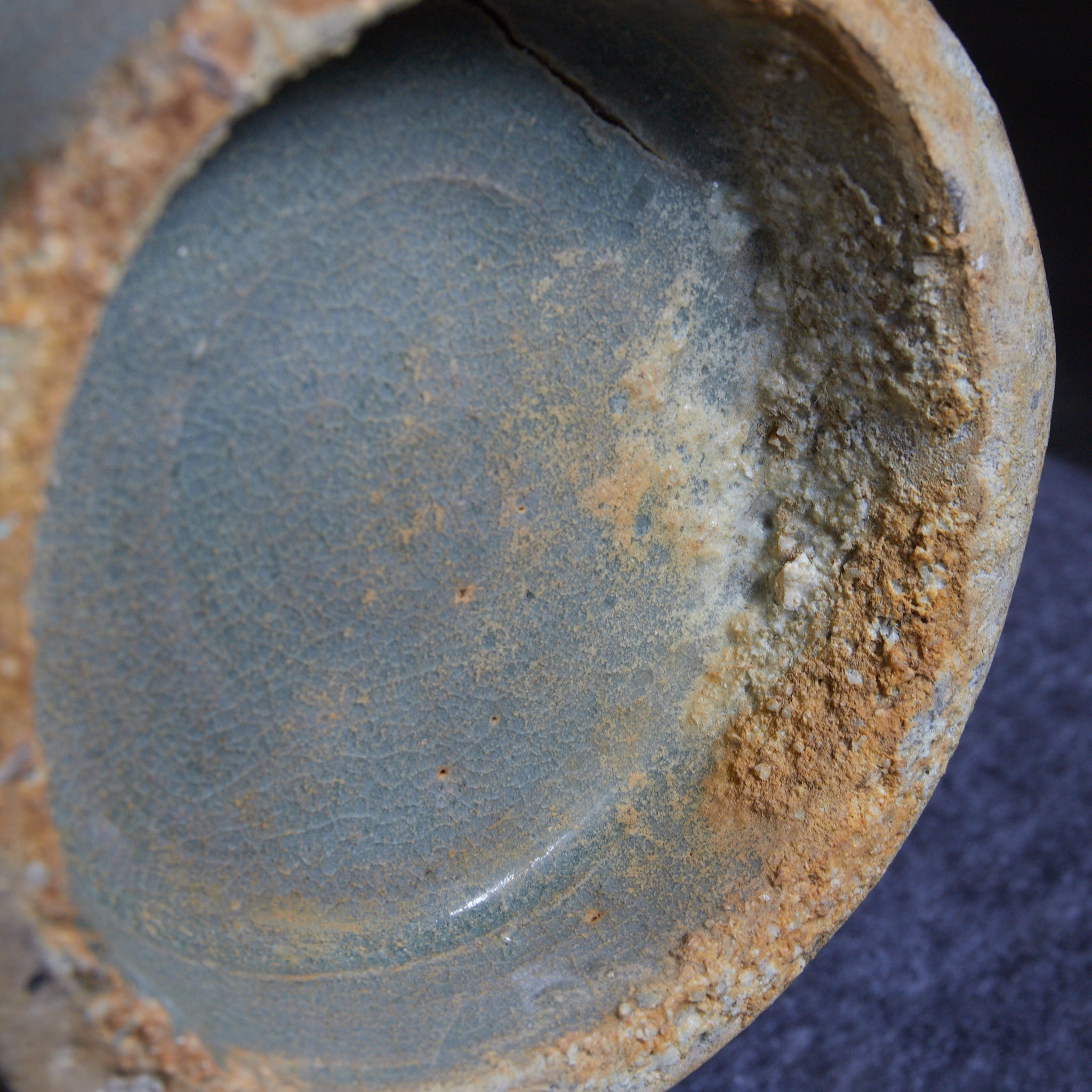 BOTELLA, Cerámica Buncheong con diseño de peonía, Dinastía Joseon(1392–1897 d. C.)