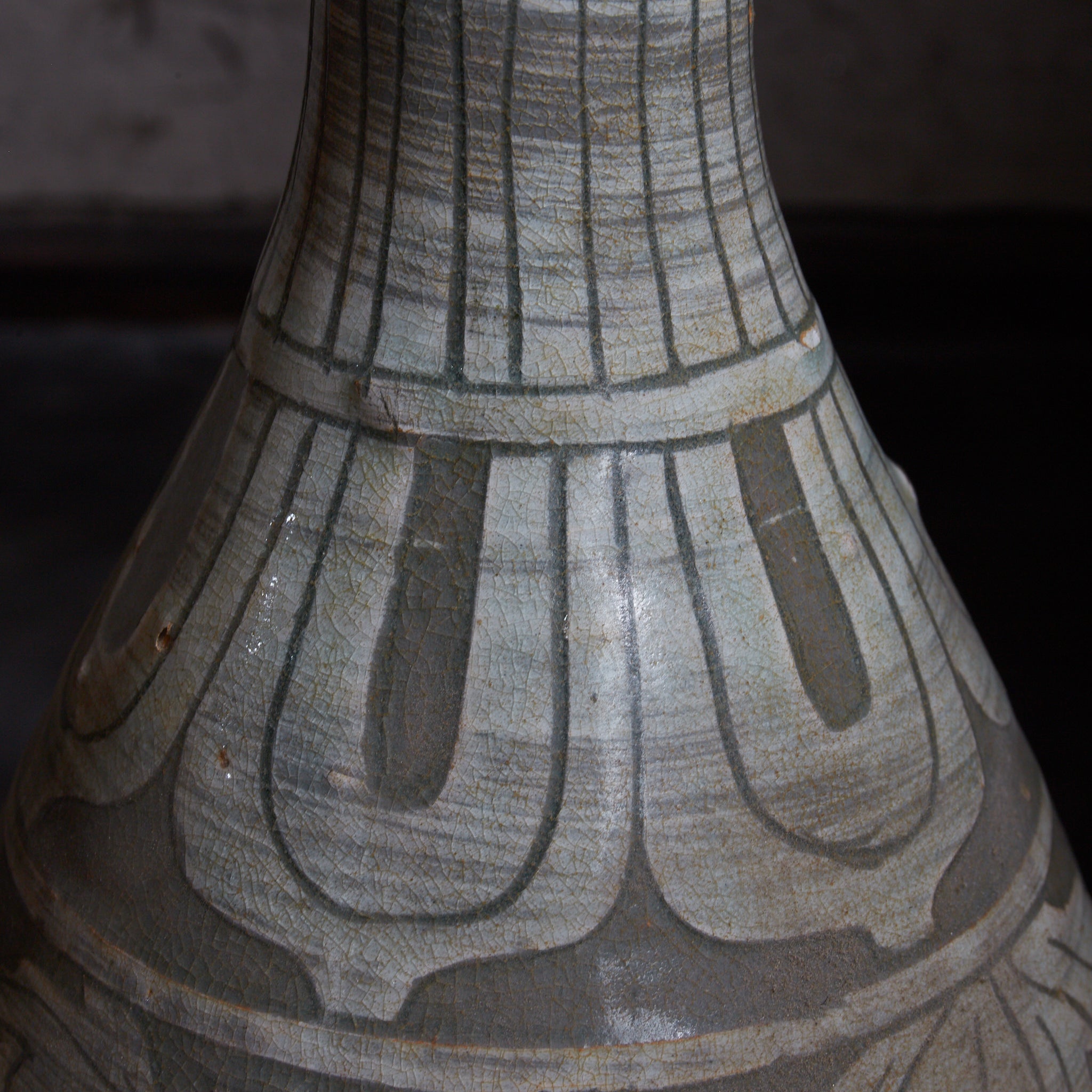BOTELLA, Cerámica Buncheong con diseño de peonía, Dinastía Joseon(1392–1897 d. C.)