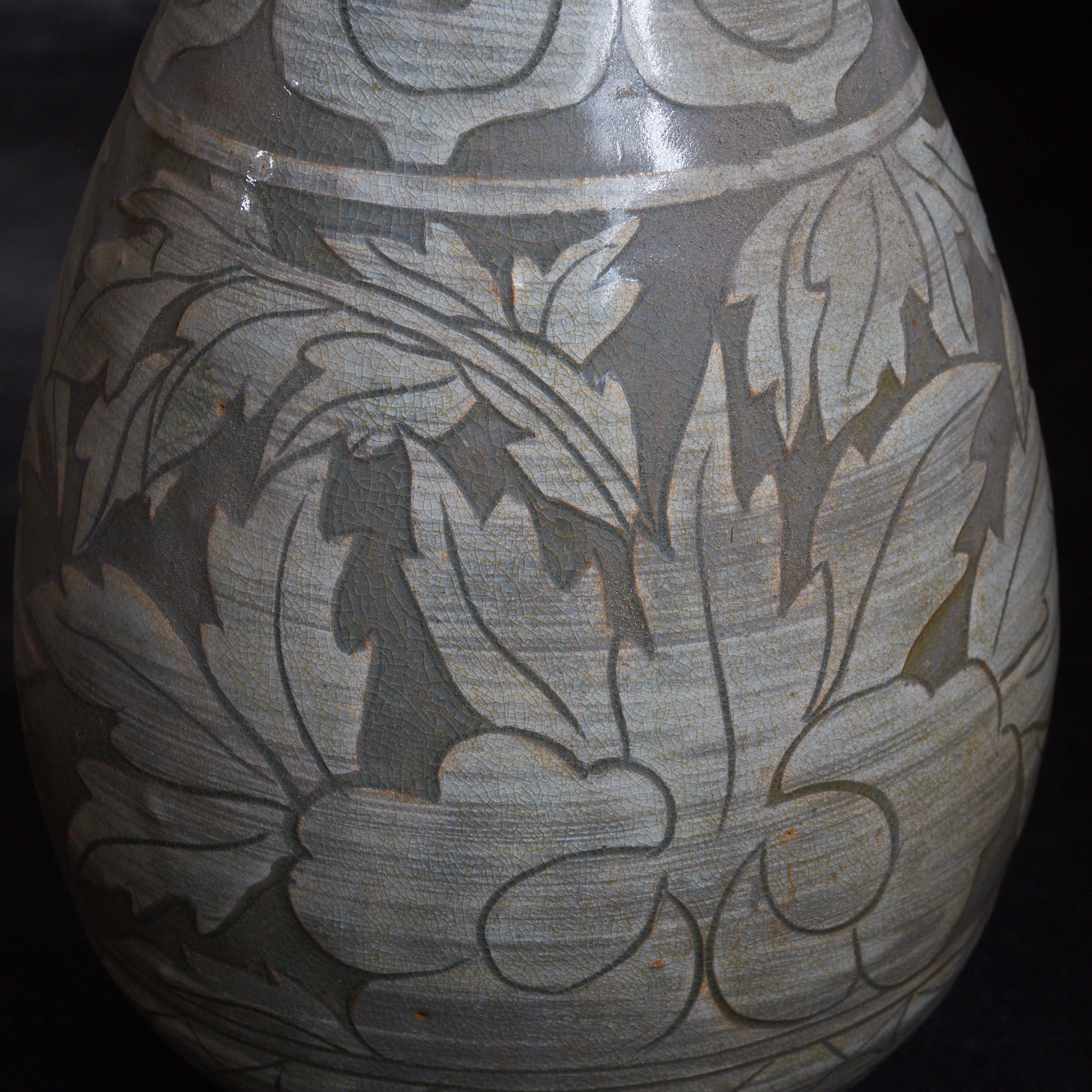 BOTELLA, Cerámica Buncheong con diseño de peonía, Dinastía Joseon(1392–1897 d. C.)
