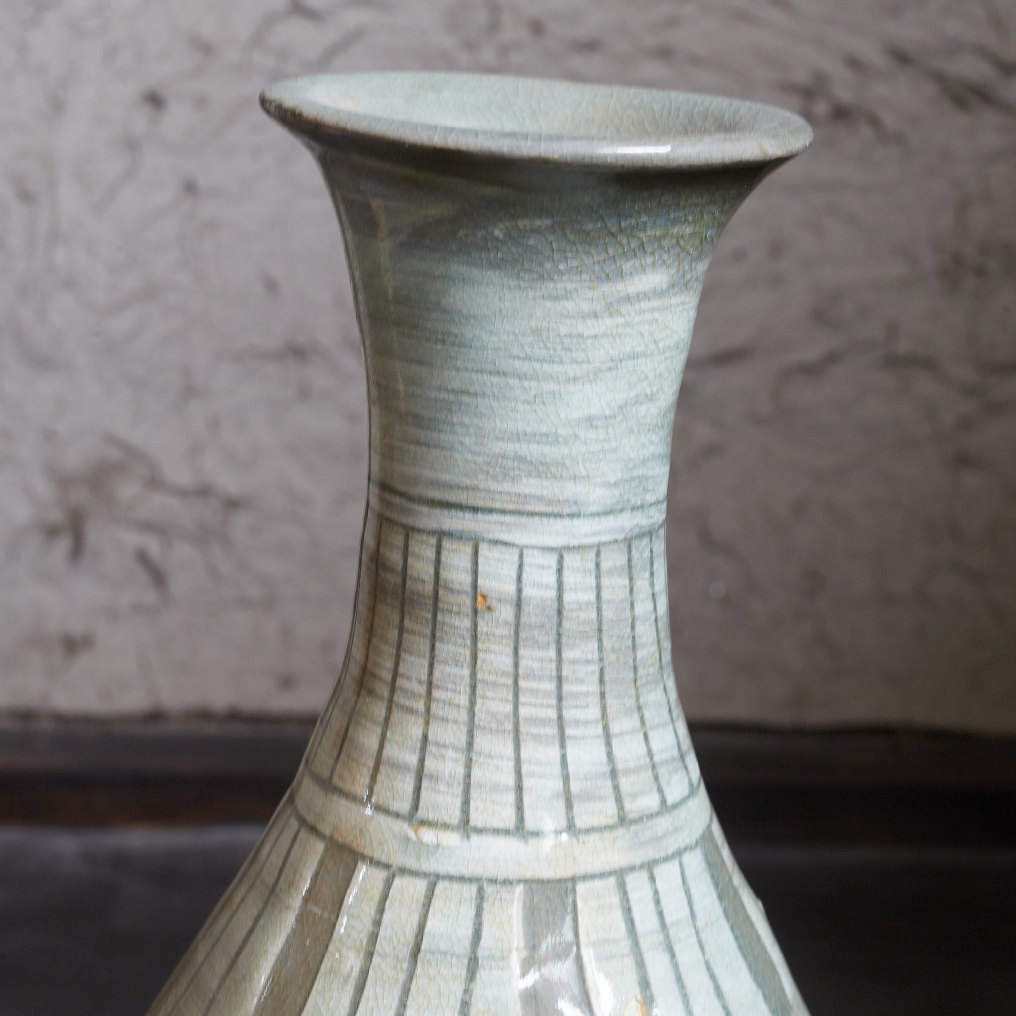 BOTELLA, Cerámica Buncheong con diseño de peonía, Dinastía Joseon(1392–1897 d. C.)
