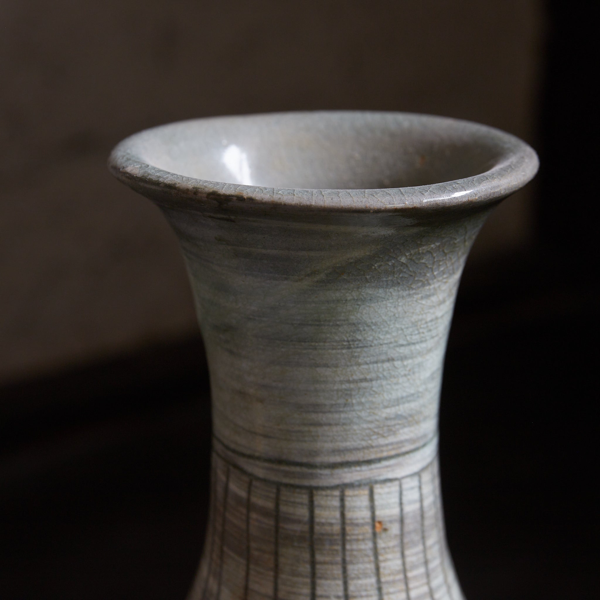 BOTELLA, Cerámica Buncheong con diseño de peonía, Dinastía Joseon(1392–1897 d. C.)