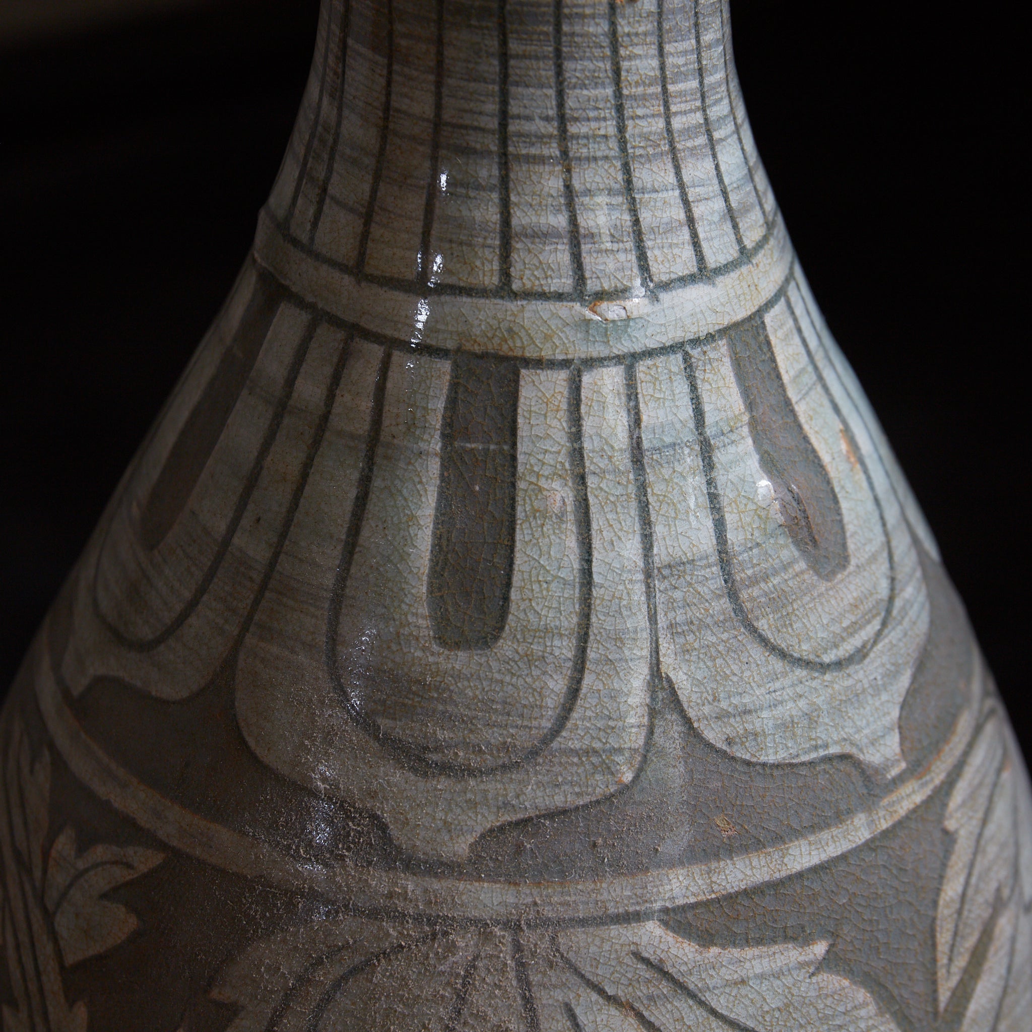 BOTELLA, Cerámica Buncheong con diseño de peonía, Dinastía Joseon(1392–1897 d. C.)