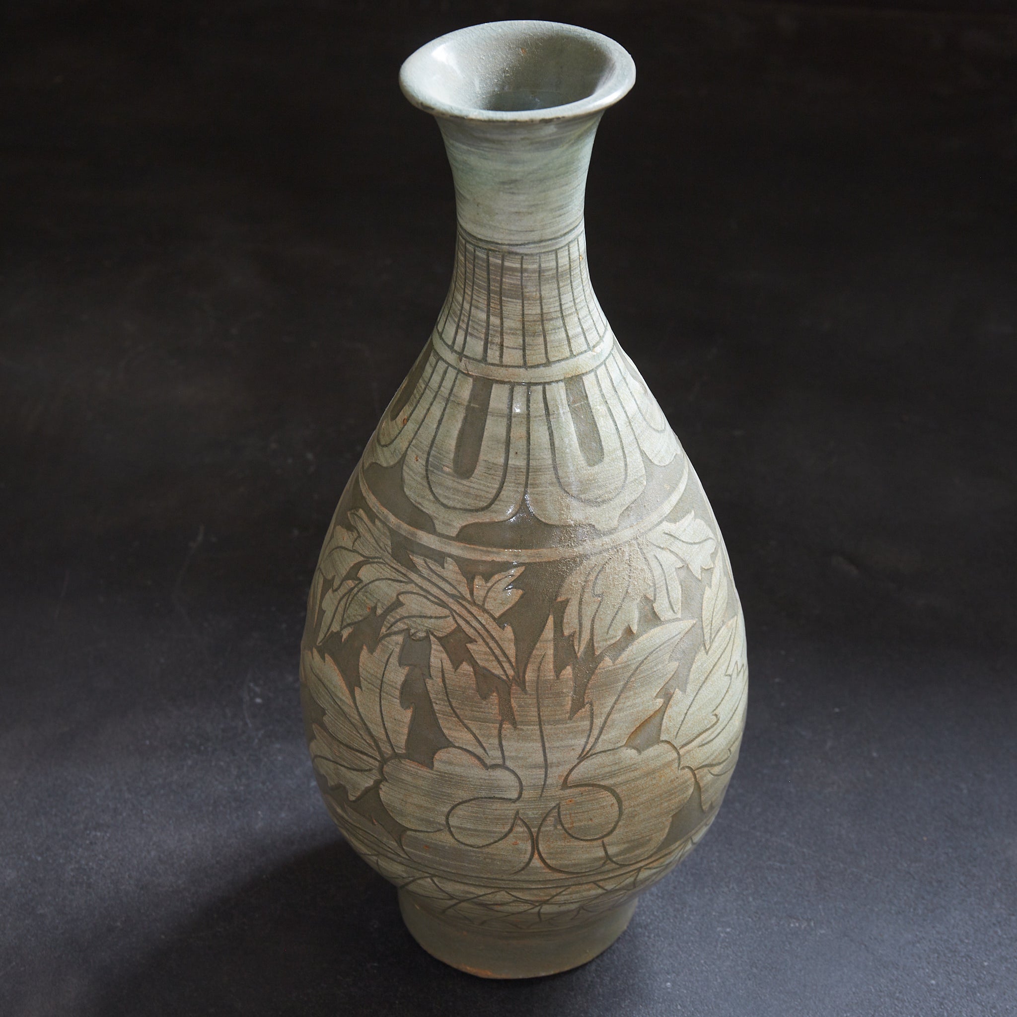 BOTELLA, Cerámica Buncheong con diseño de peonía, Dinastía Joseon(1392–1897 d. C.)