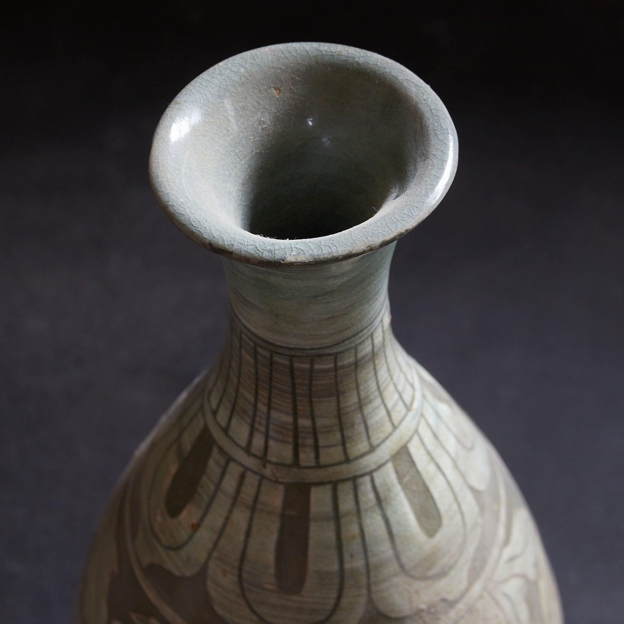 BOTELLA, Cerámica Buncheong con diseño de peonía, Dinastía Joseon(1392–1897 d. C.)