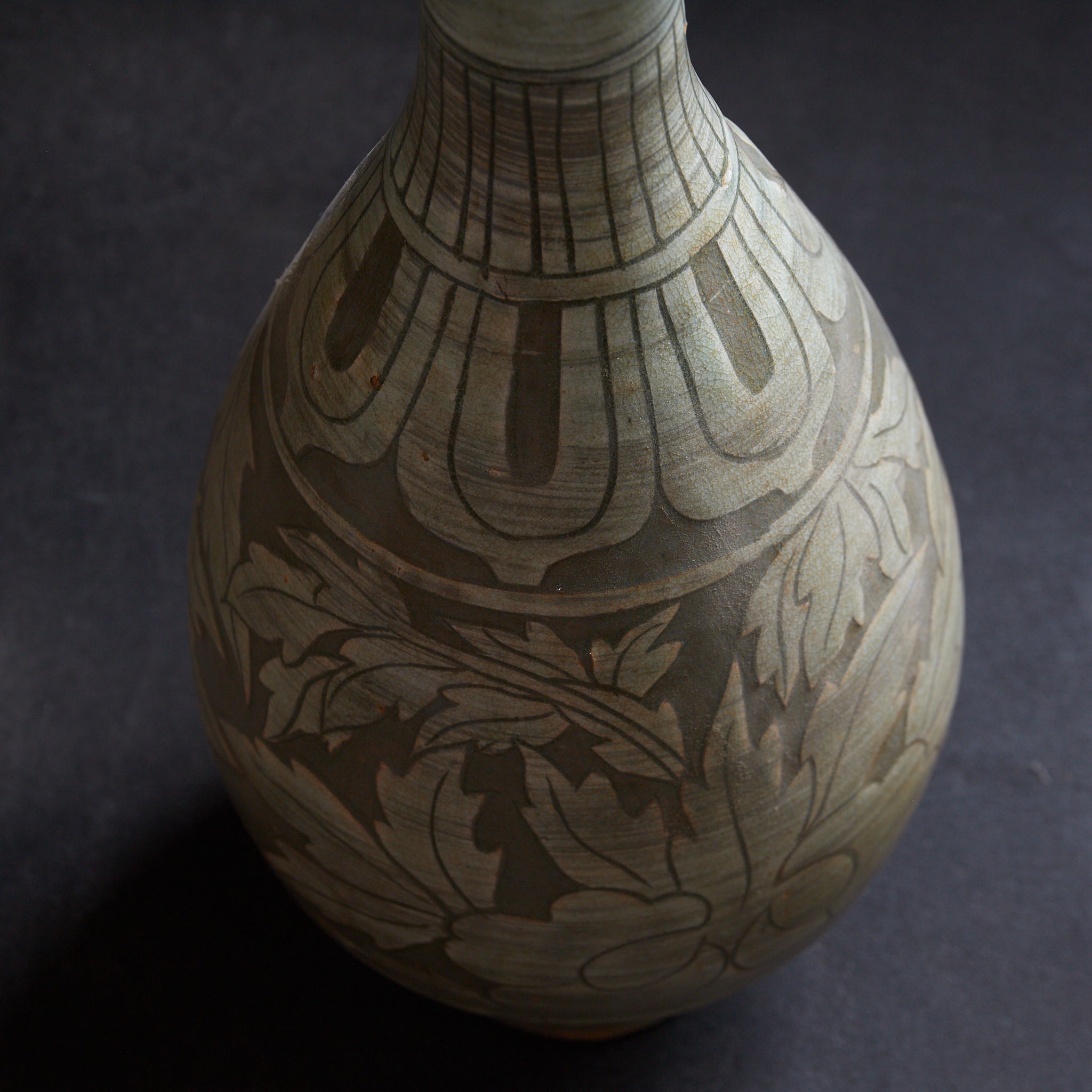 BOTELLA, Cerámica Buncheong con diseño de peonía, Dinastía Joseon(1392–1897 d. C.)