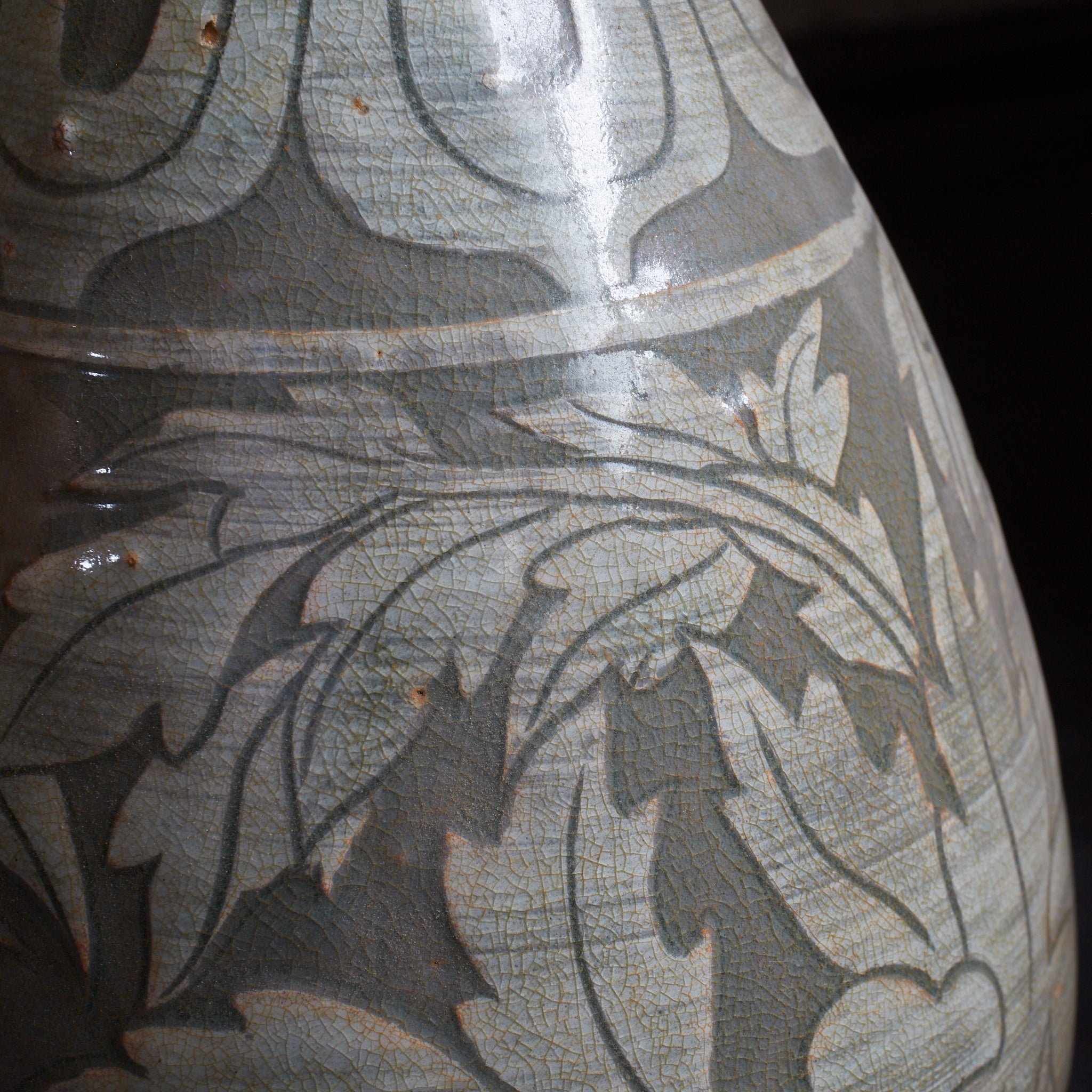 BOTELLA, Cerámica Buncheong con diseño de peonía, Dinastía Joseon(1392–1897 d. C.)