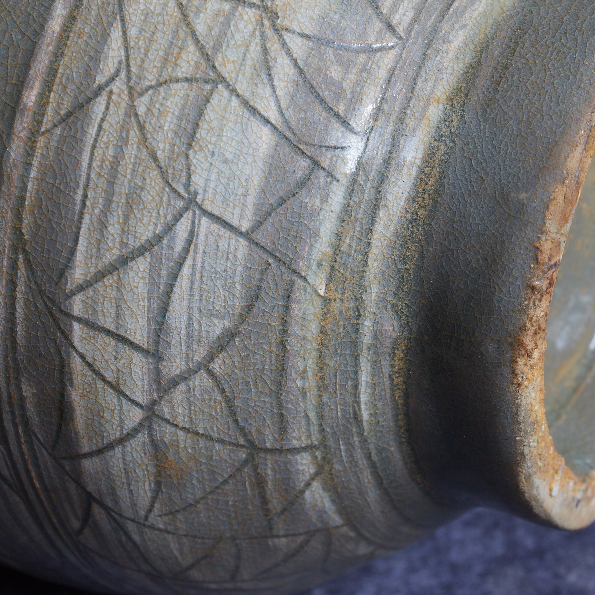 BOTELLA, Cerámica Buncheong con diseño de peonía, Dinastía Joseon(1392–1897 d. C.)