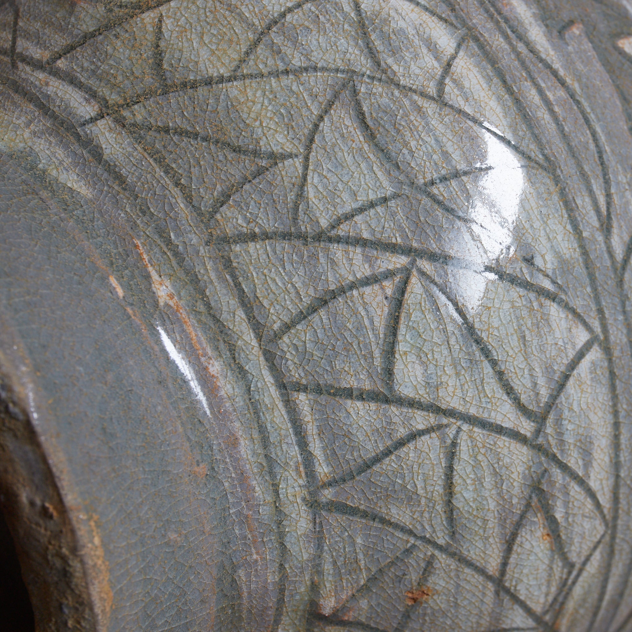 BOTELLA, Cerámica Buncheong con diseño de peonía, Dinastía Joseon(1392–1897 d. C.)