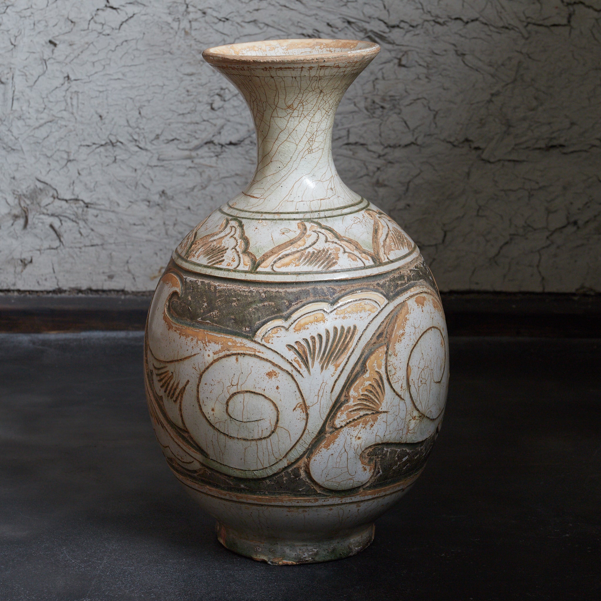 宋代 磁州窯 白地掻落牡丹唐草文瓶 木箱付(960–1279CE)