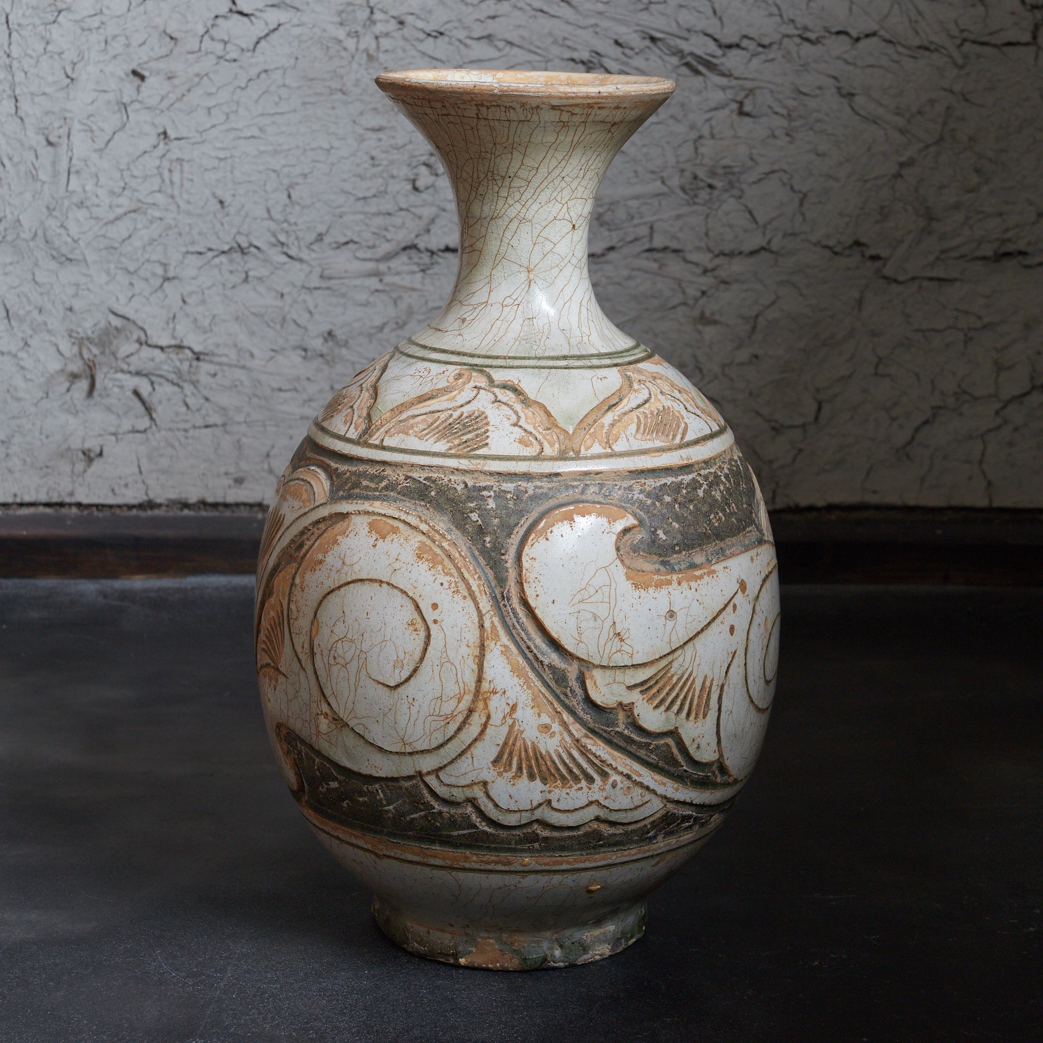 宋代 磁州窯 白地掻落牡丹唐草文瓶 木箱付(960–1279CE)