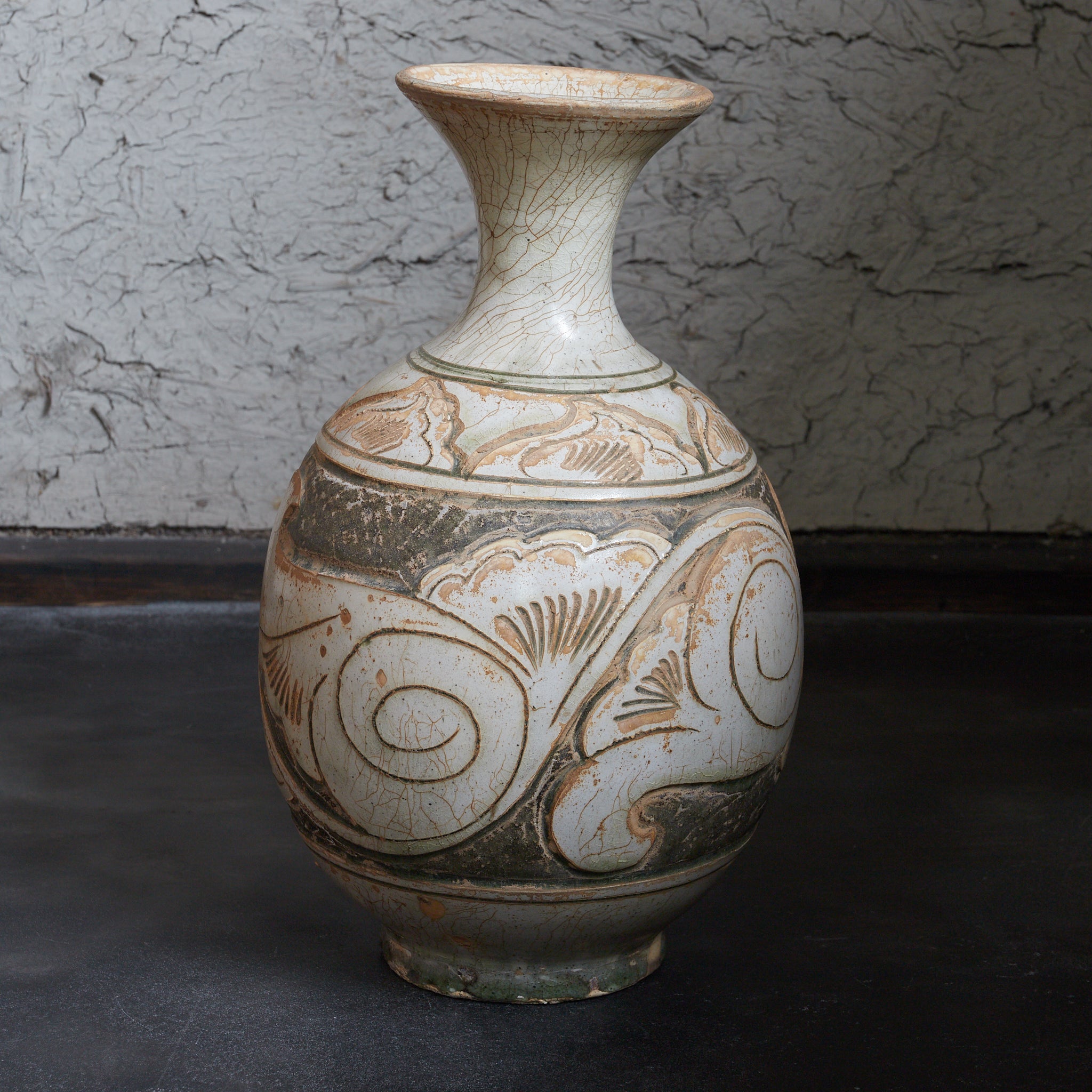 宋代 磁州窯 白地掻落牡丹唐草文瓶 木箱付(960–1279CE)