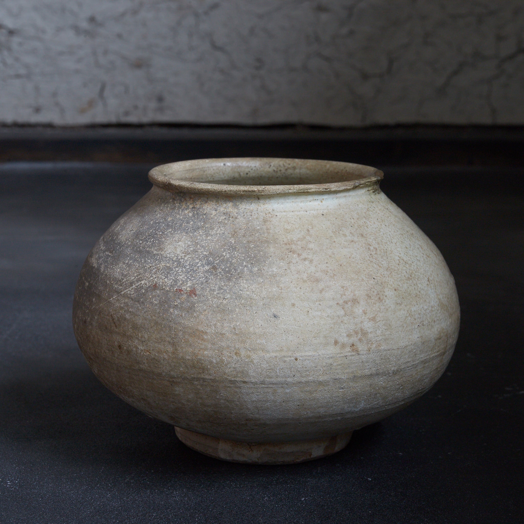 李朝 粉青粉引手丸壺(1392–1897CE)