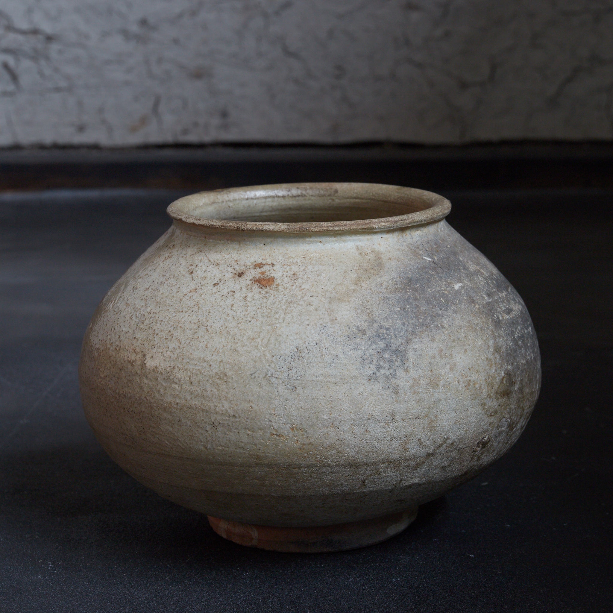 李朝 粉青粉引手丸壺(1392–1897CE)