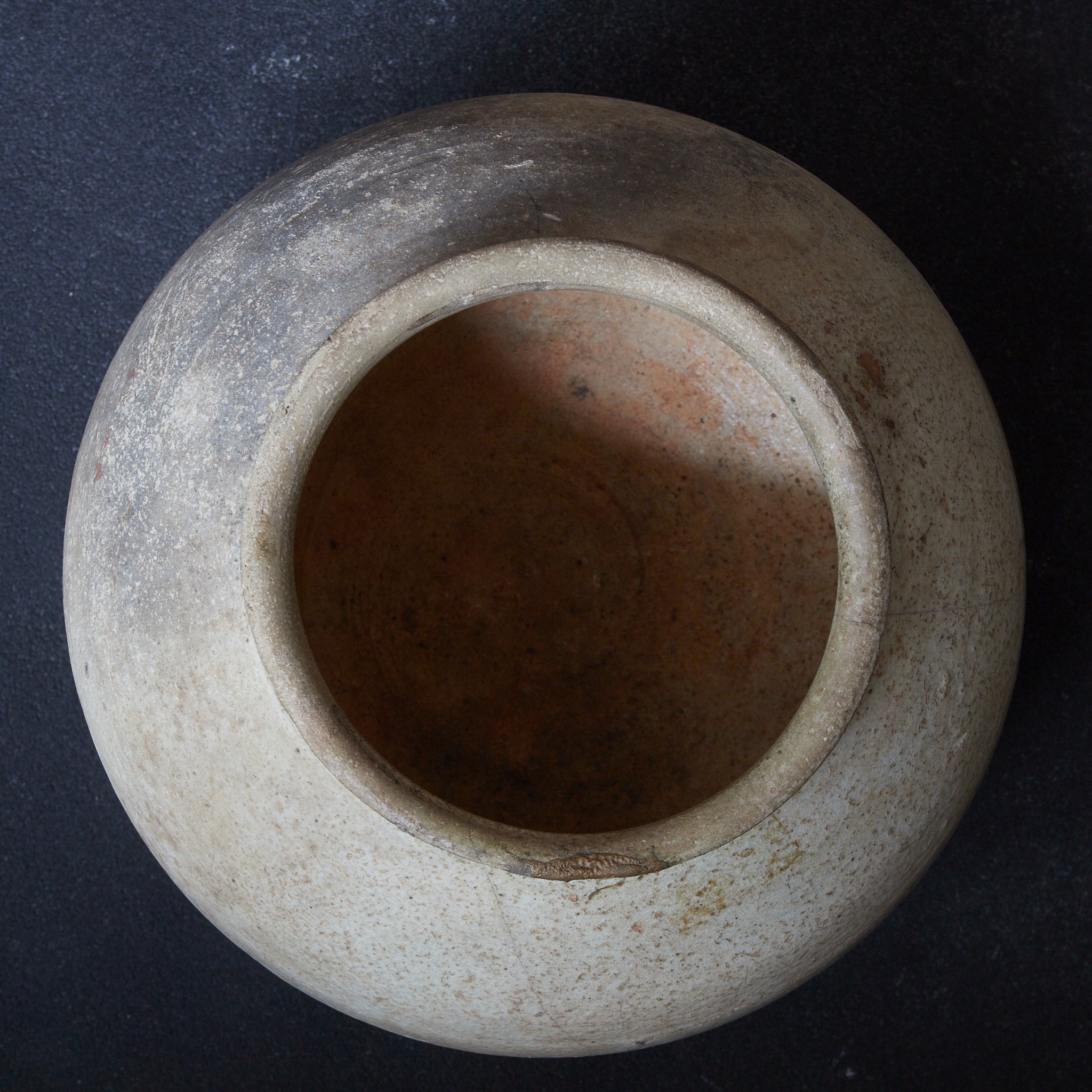 李朝 粉青粉引手丸壺(1392–1897CE)