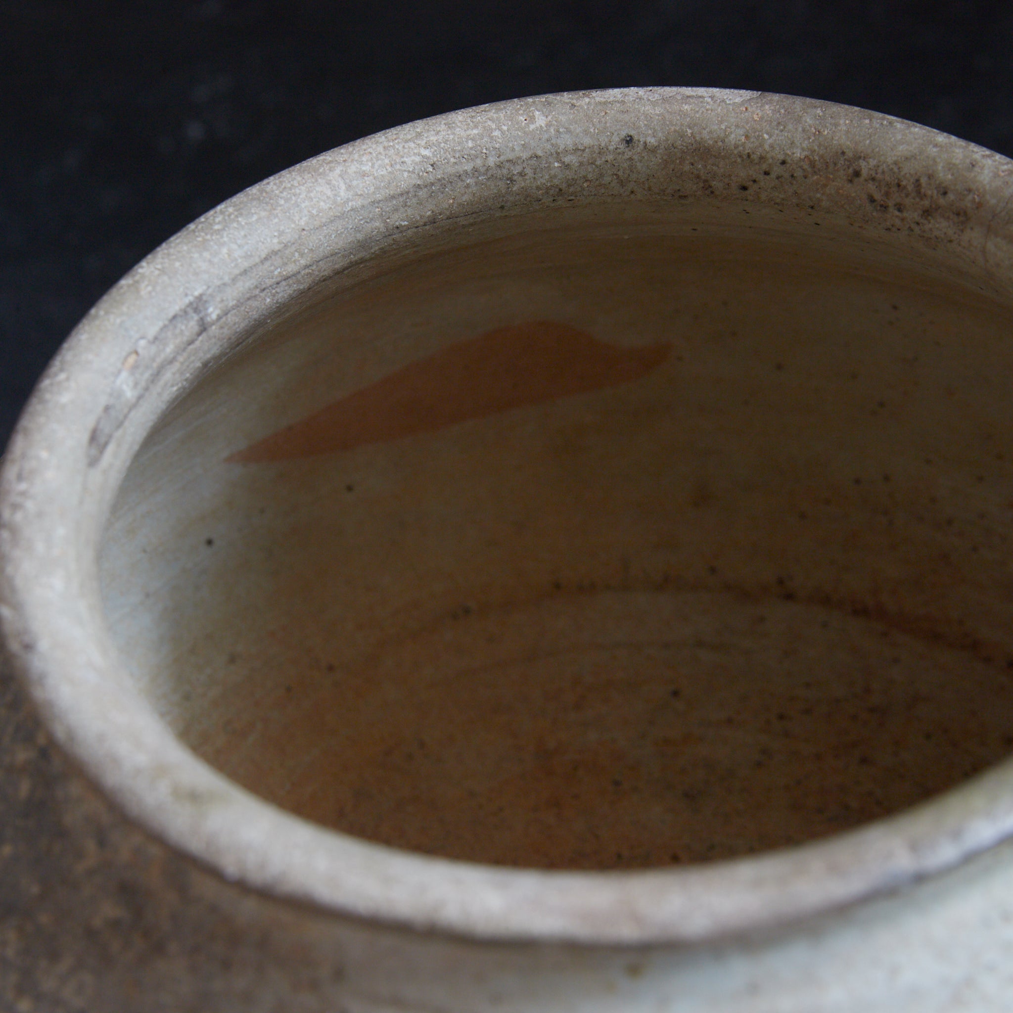 李朝 粉青粉引手丸壺(1392–1897CE)