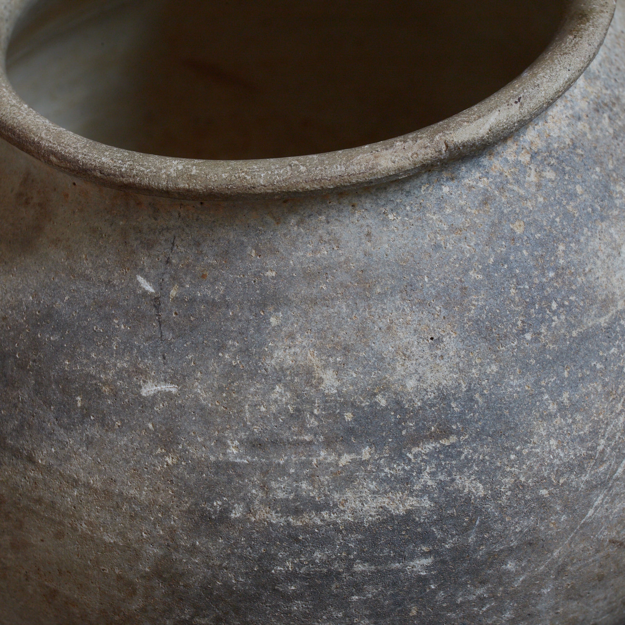 李朝 粉青粉引手丸壺(1392–1897CE)