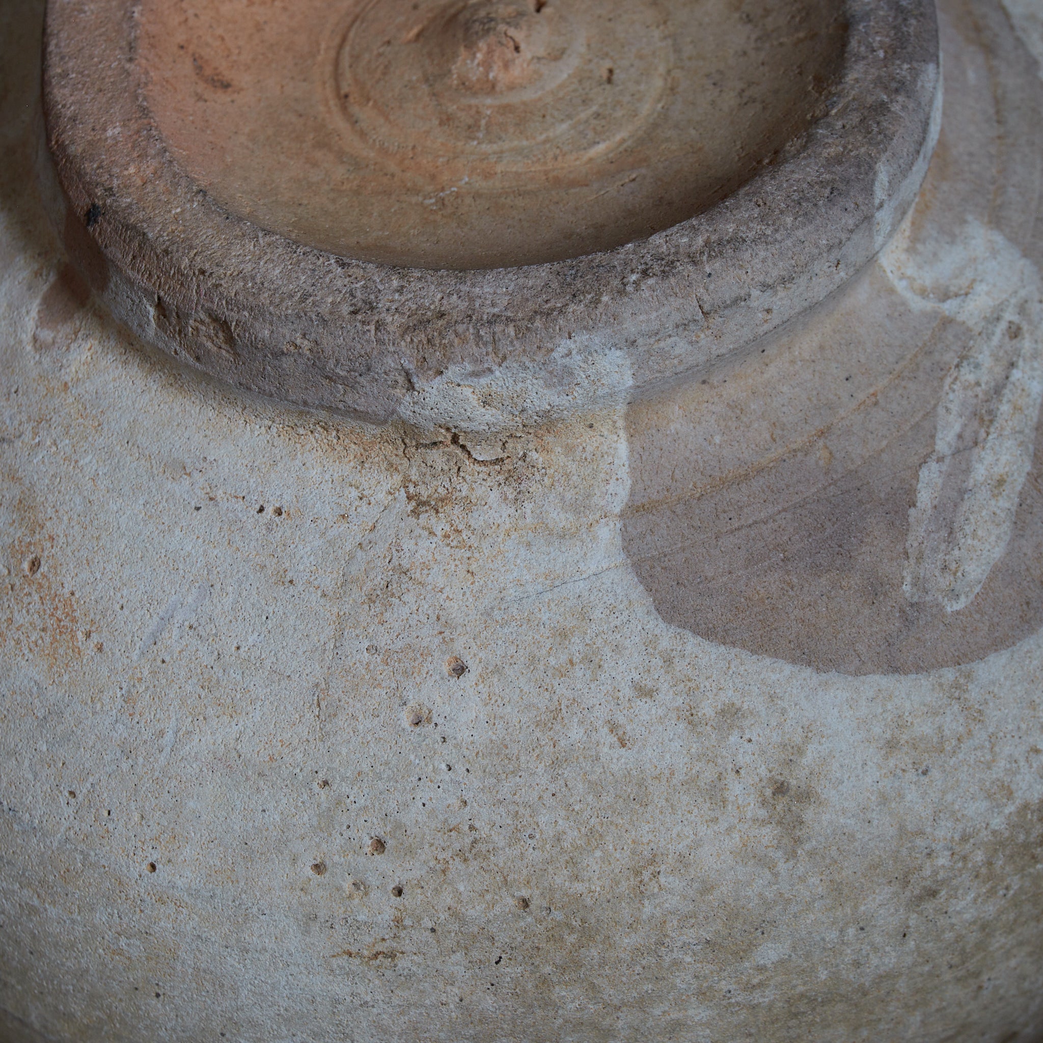 李朝 粉青粉引手丸壺(1392–1897CE)