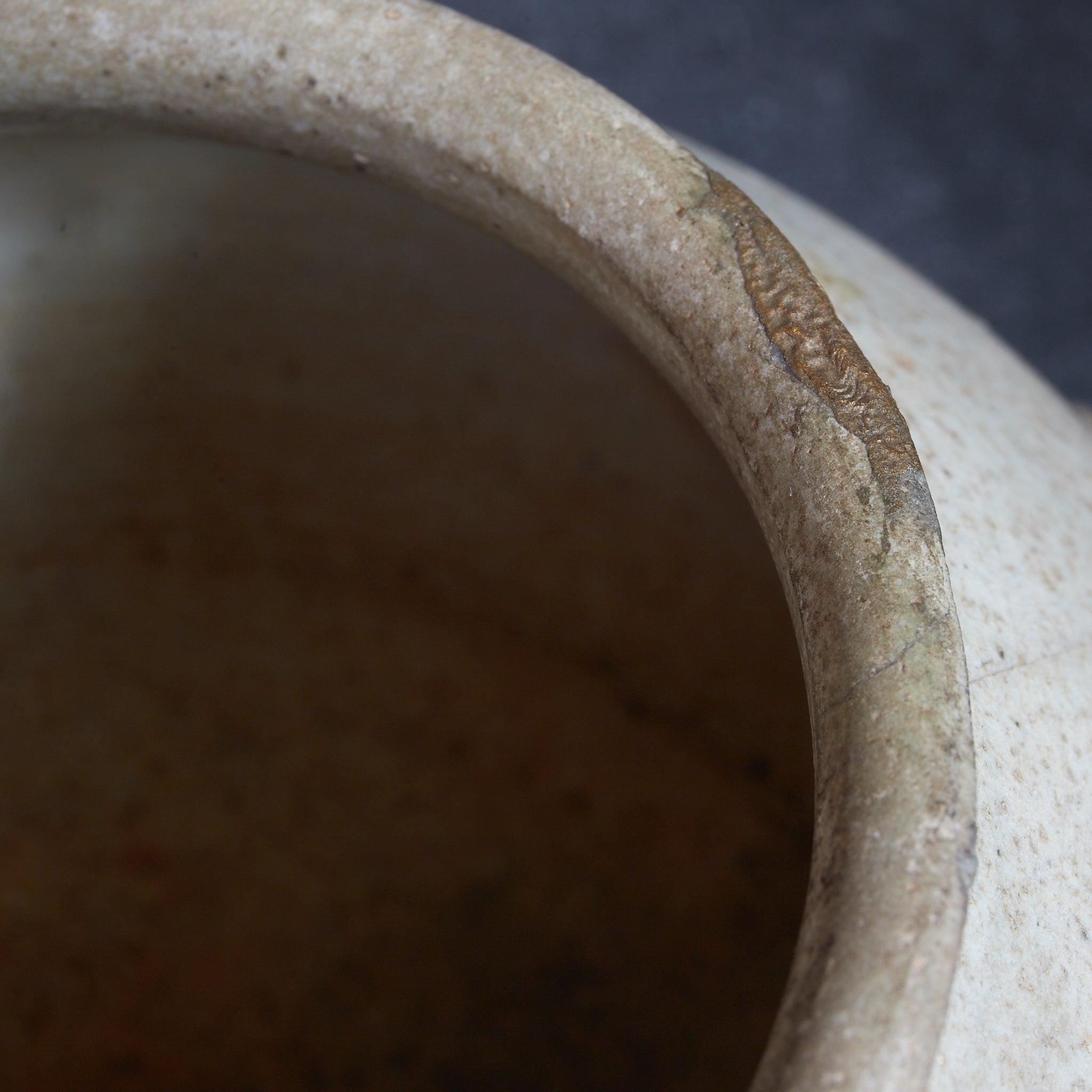 李朝 粉青粉引手丸壺(1392–1897CE)