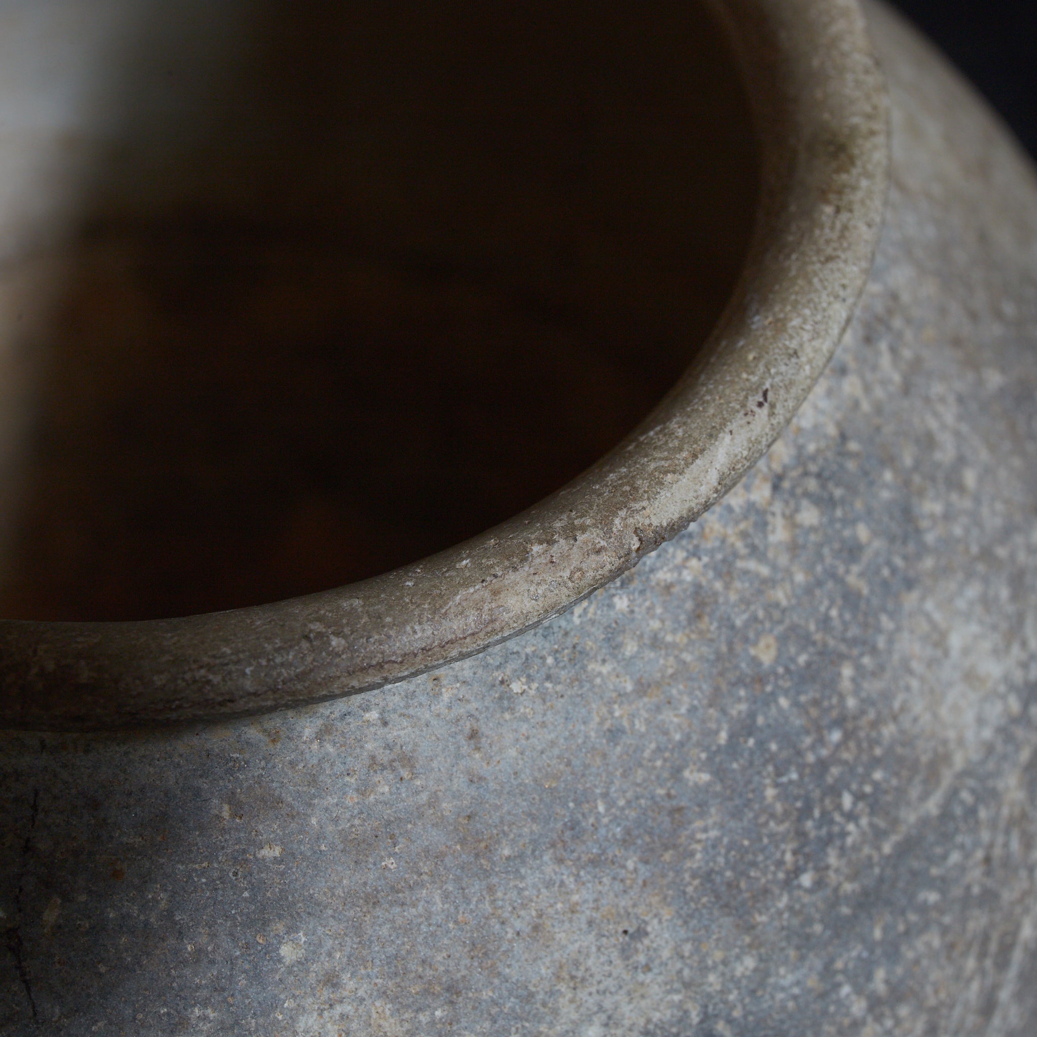 李朝 粉青粉引手丸壺(1392–1897CE)