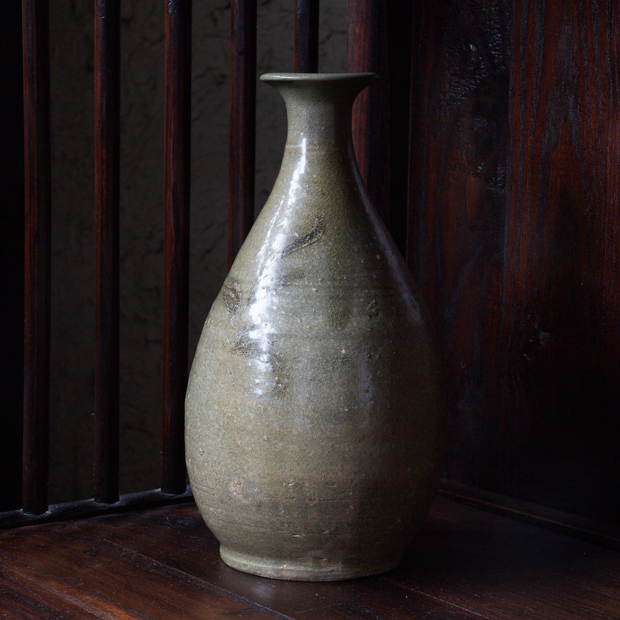 高麗時代 灰釉鉄絵草文瓶(918–1392CE)