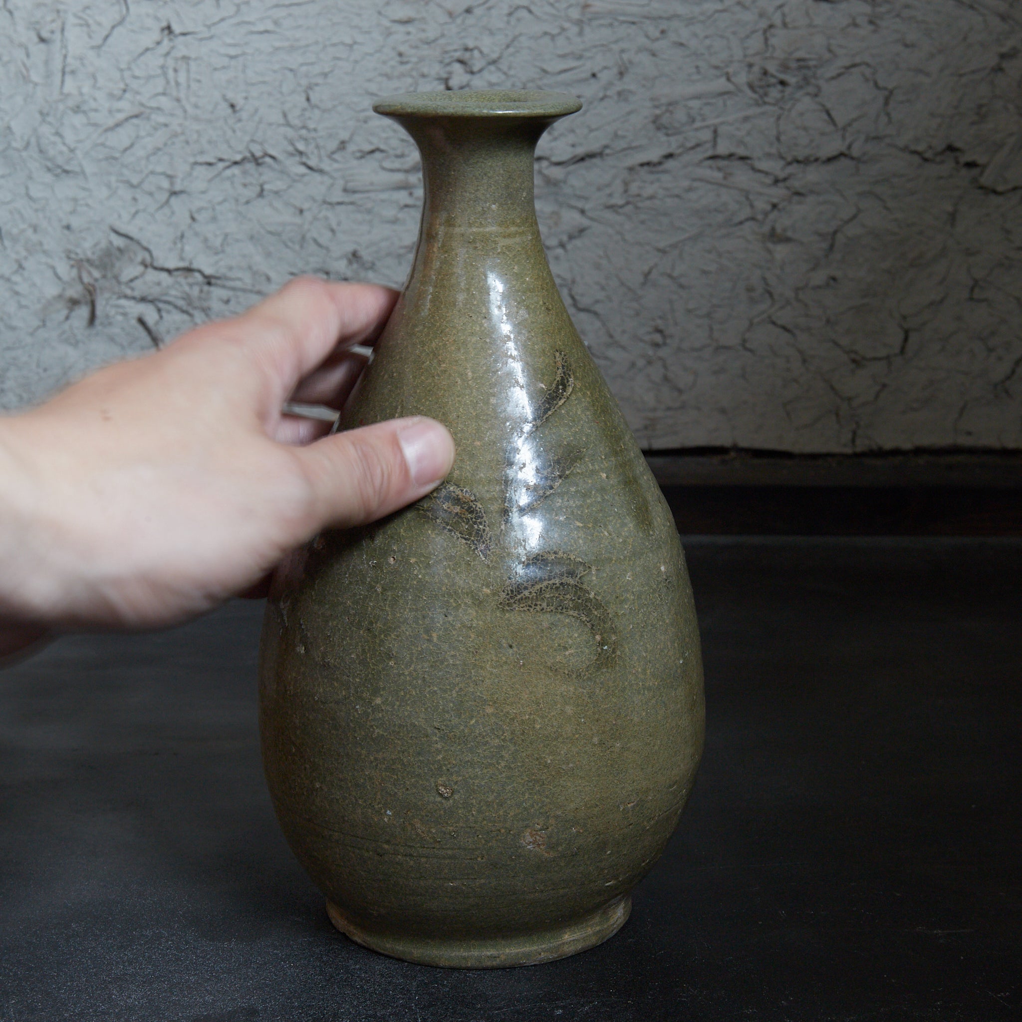 BOTTIGLIA, Smaltato a cenere, dipinta con ferro sottosmalto con motivo a erba, Dinastia Goryeo(918–1392 d.C.)