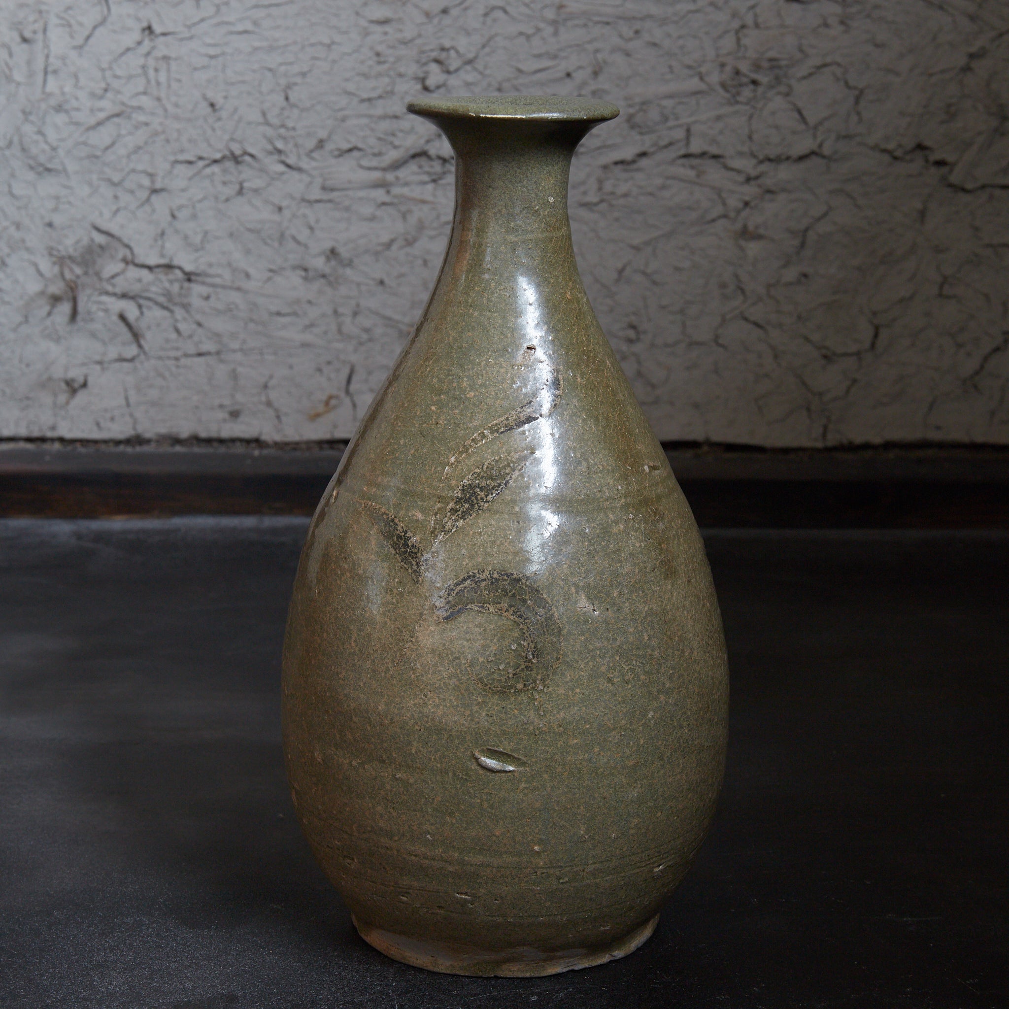 BOTTIGLIA, Smaltato a cenere, dipinta con ferro sottosmalto con motivo a erba, Dinastia Goryeo(918–1392 d.C.)