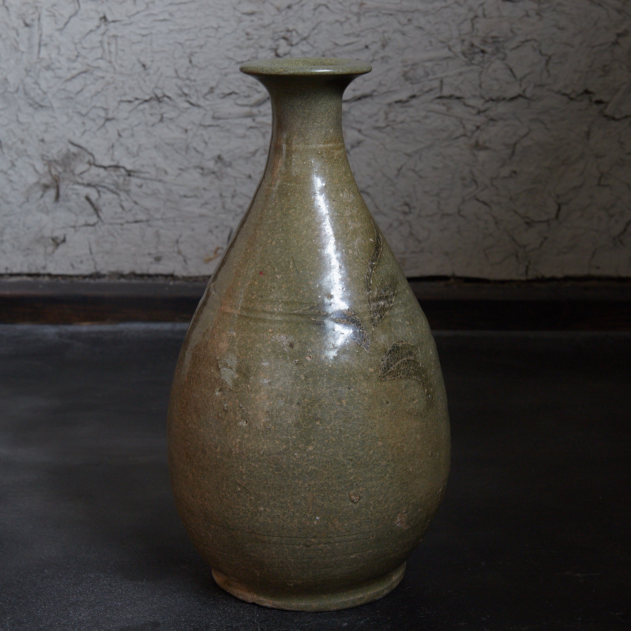BOTTIGLIA, Smaltato a cenere, dipinta con ferro sottosmalto con motivo a erba, Dinastia Goryeo(918–1392 d.C.)